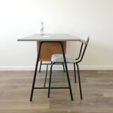 Bureau moderniste et sa chaise