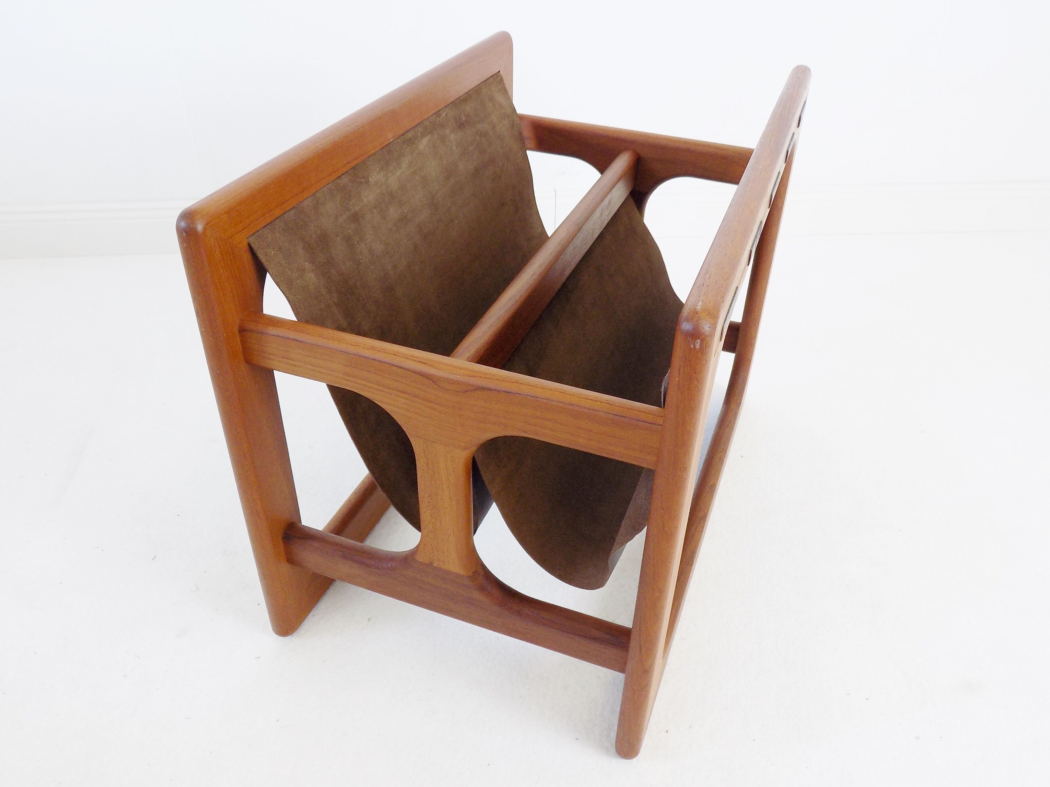 Porte-magazines en teck par Aksel Kjergaard pour Salin Mobler