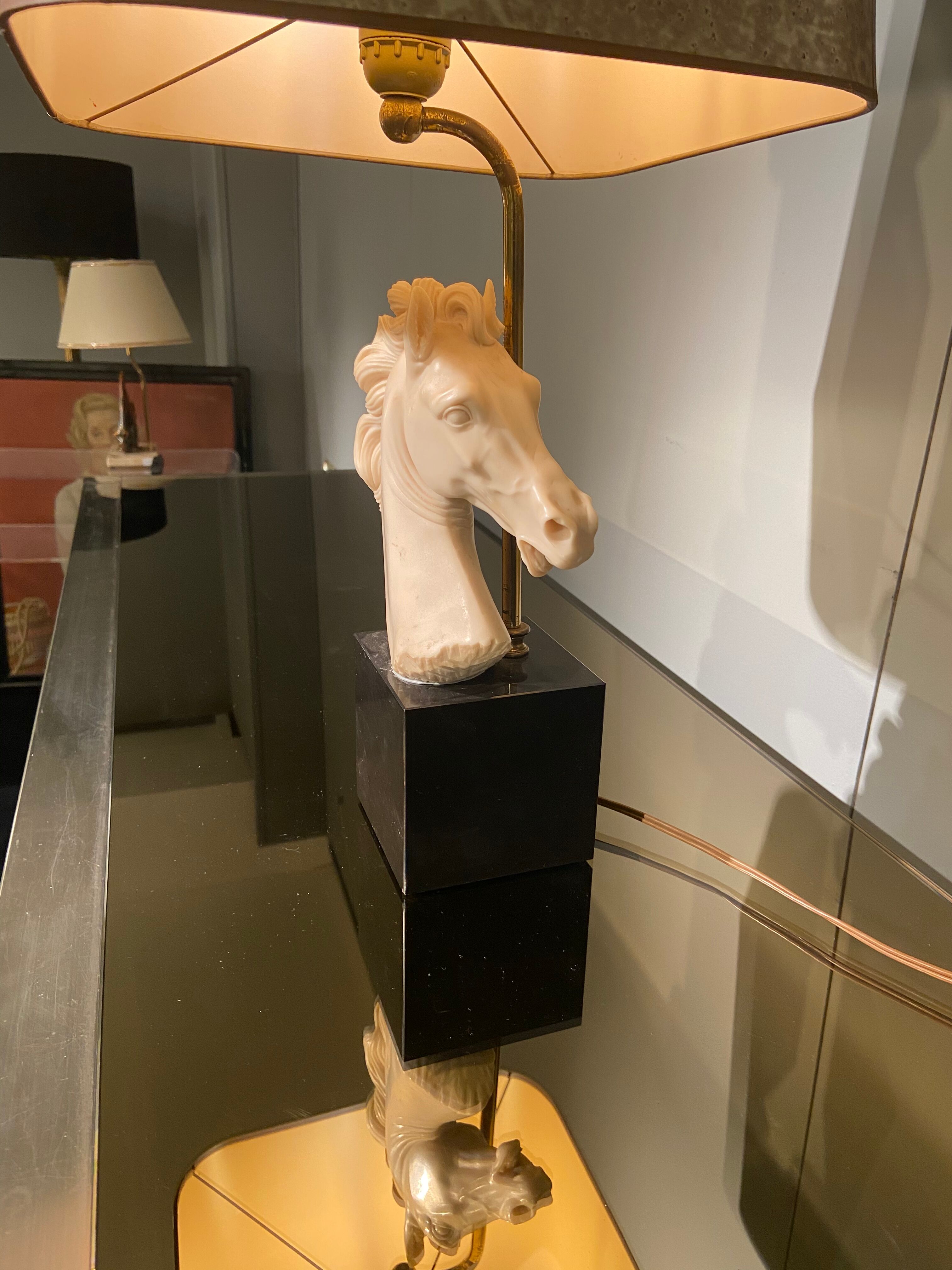 Vintage Neo Classic-style lamp in resin and golden lampshade