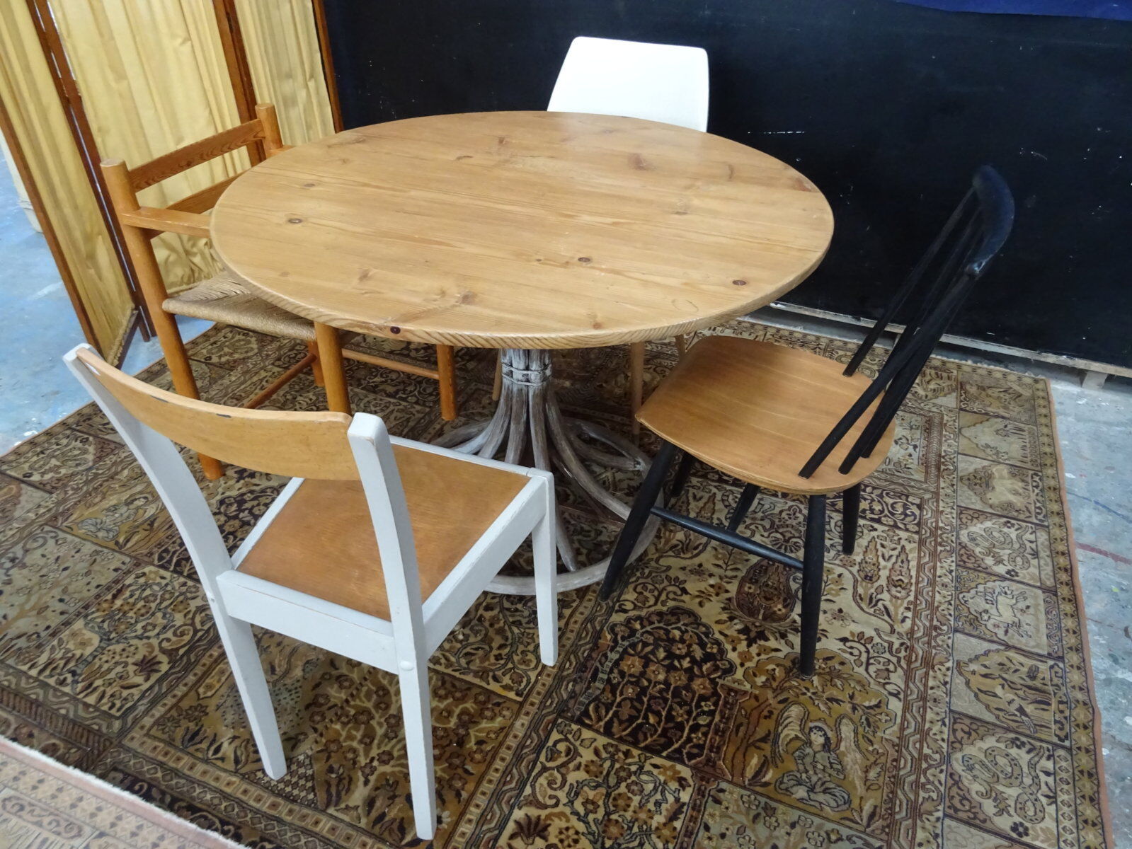 Tulip footing round table