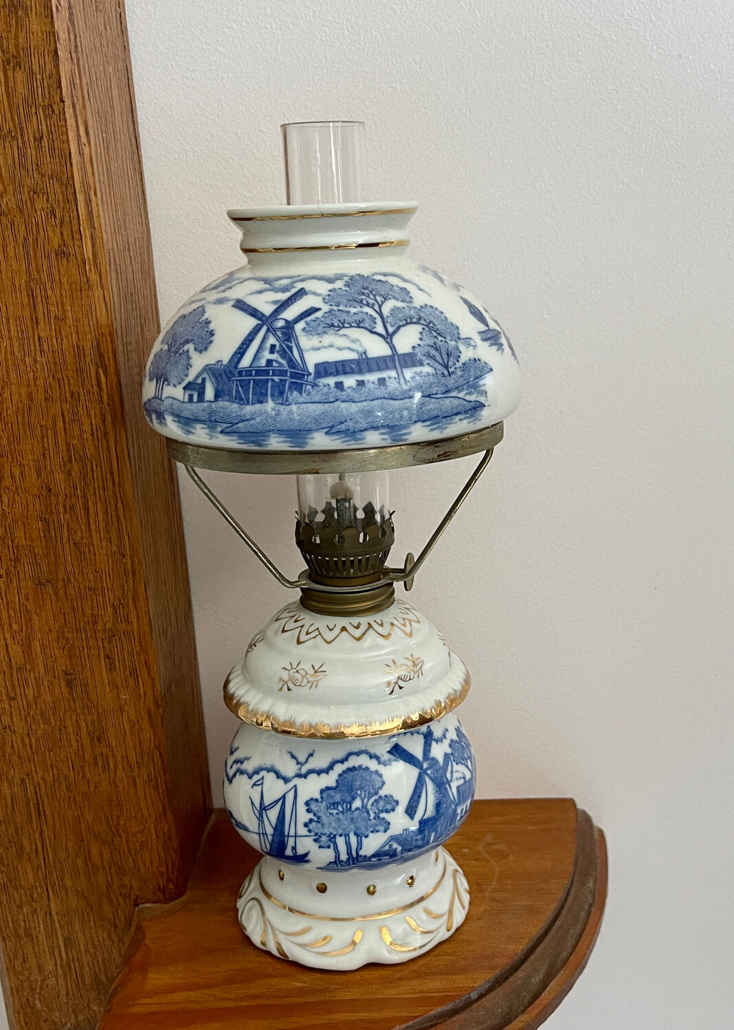 Lampe à pétrole en porcelaine de delphe