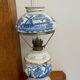 Lampe à pétrole en porcelaine de delphe