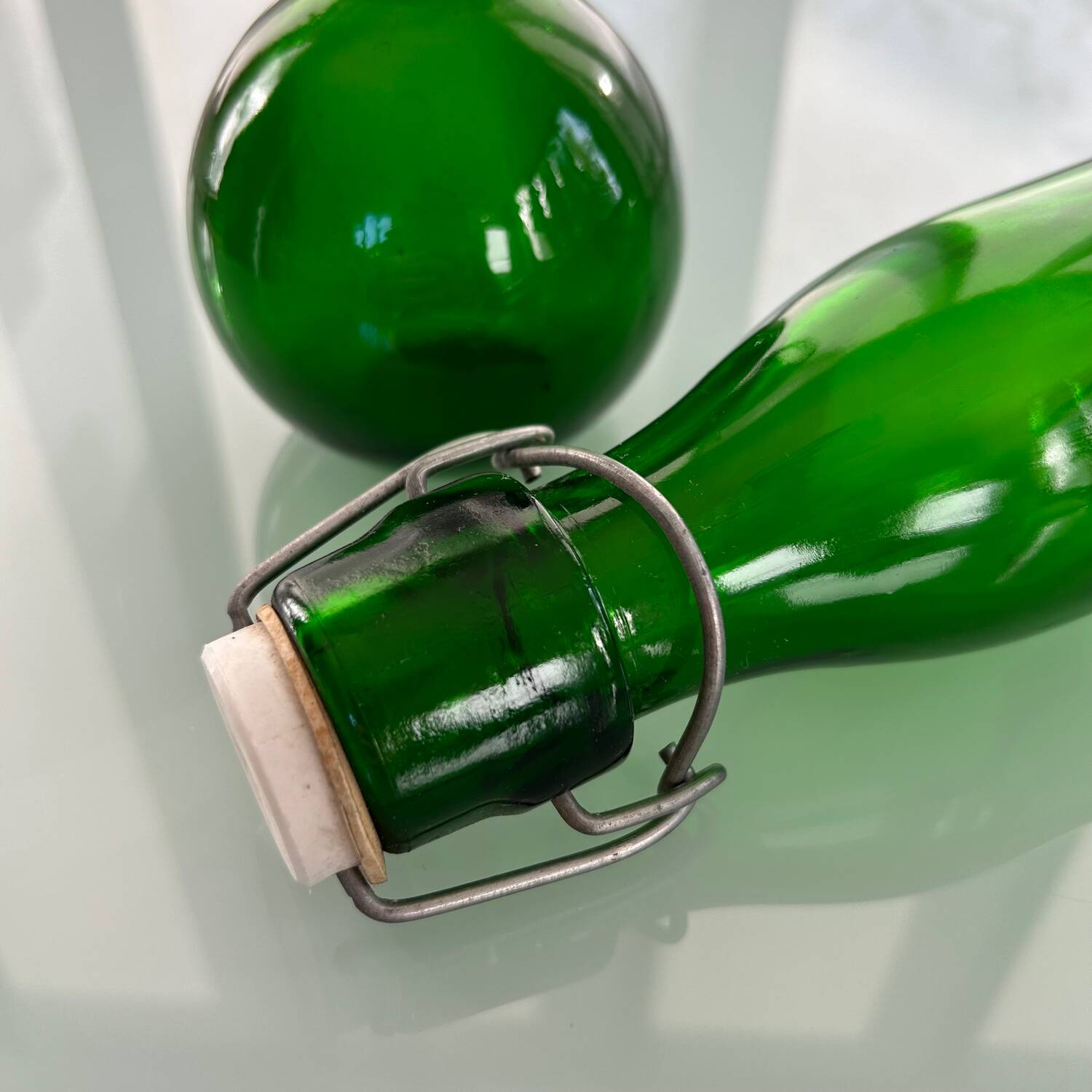 Duo de bouteilles vertes