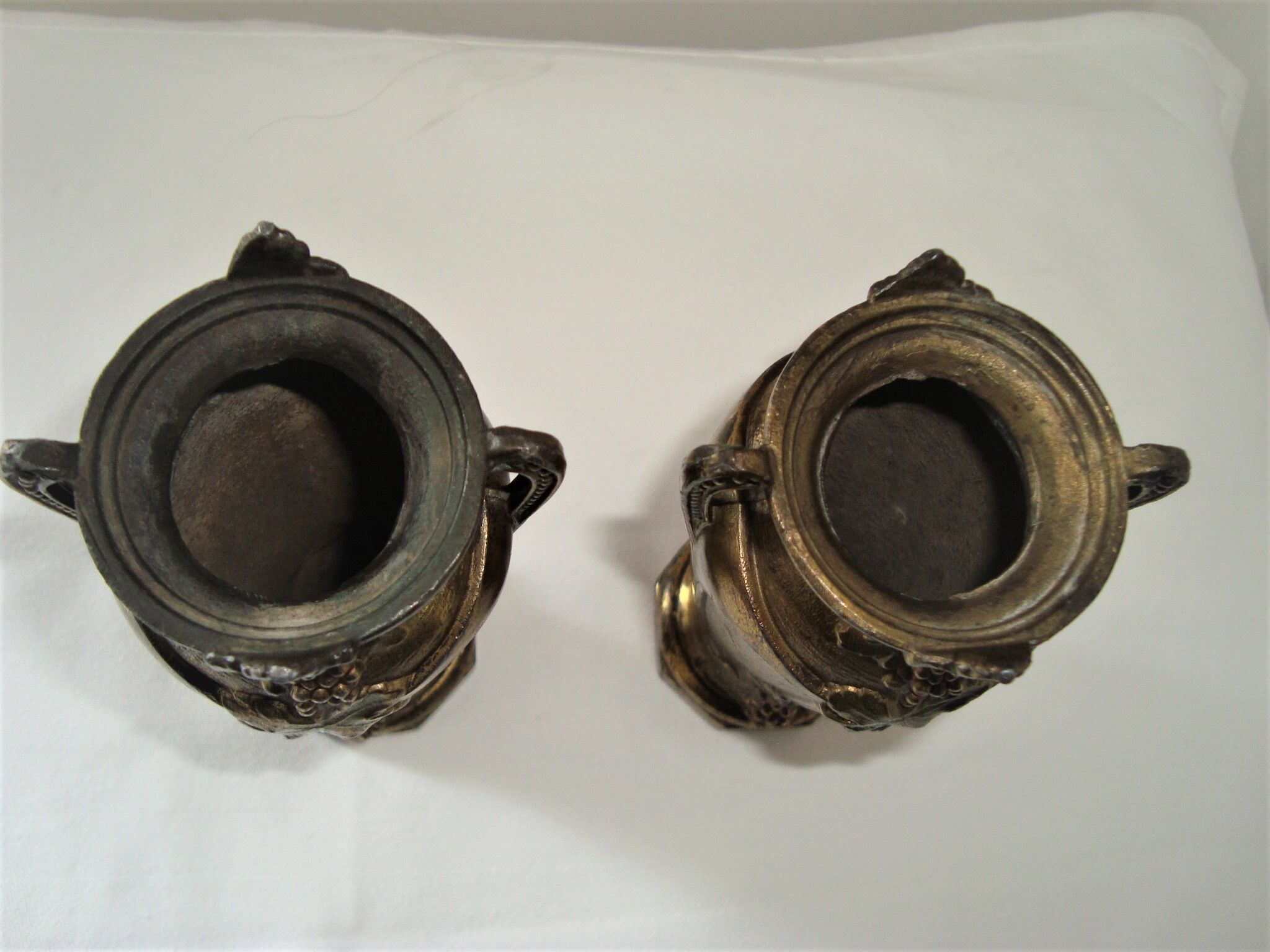 Paire de petits vases en fonte motifs raisins vignes france vintage art nouveau