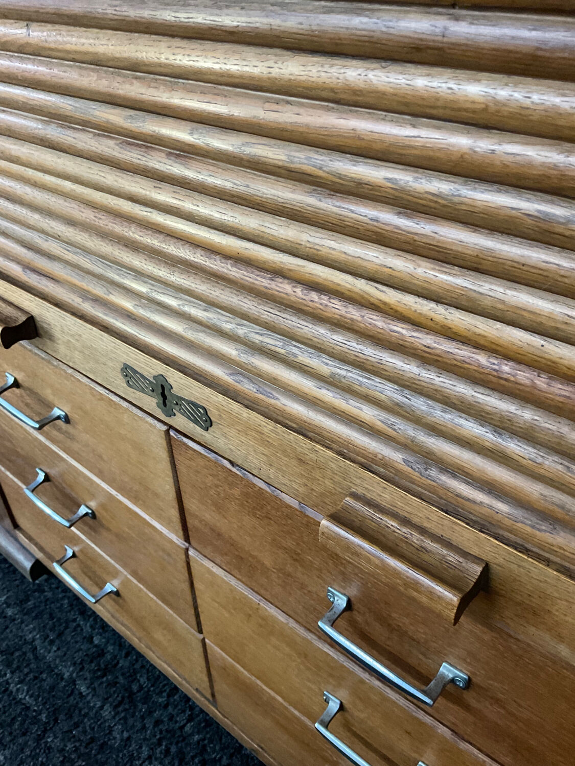 Notary furniture with wooden curtain