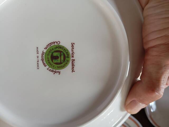 Very rare complete table service of 40 pieces – "Bistrot" model by Jacques Lobjoy for Auteuil porcelain, circa 1970.