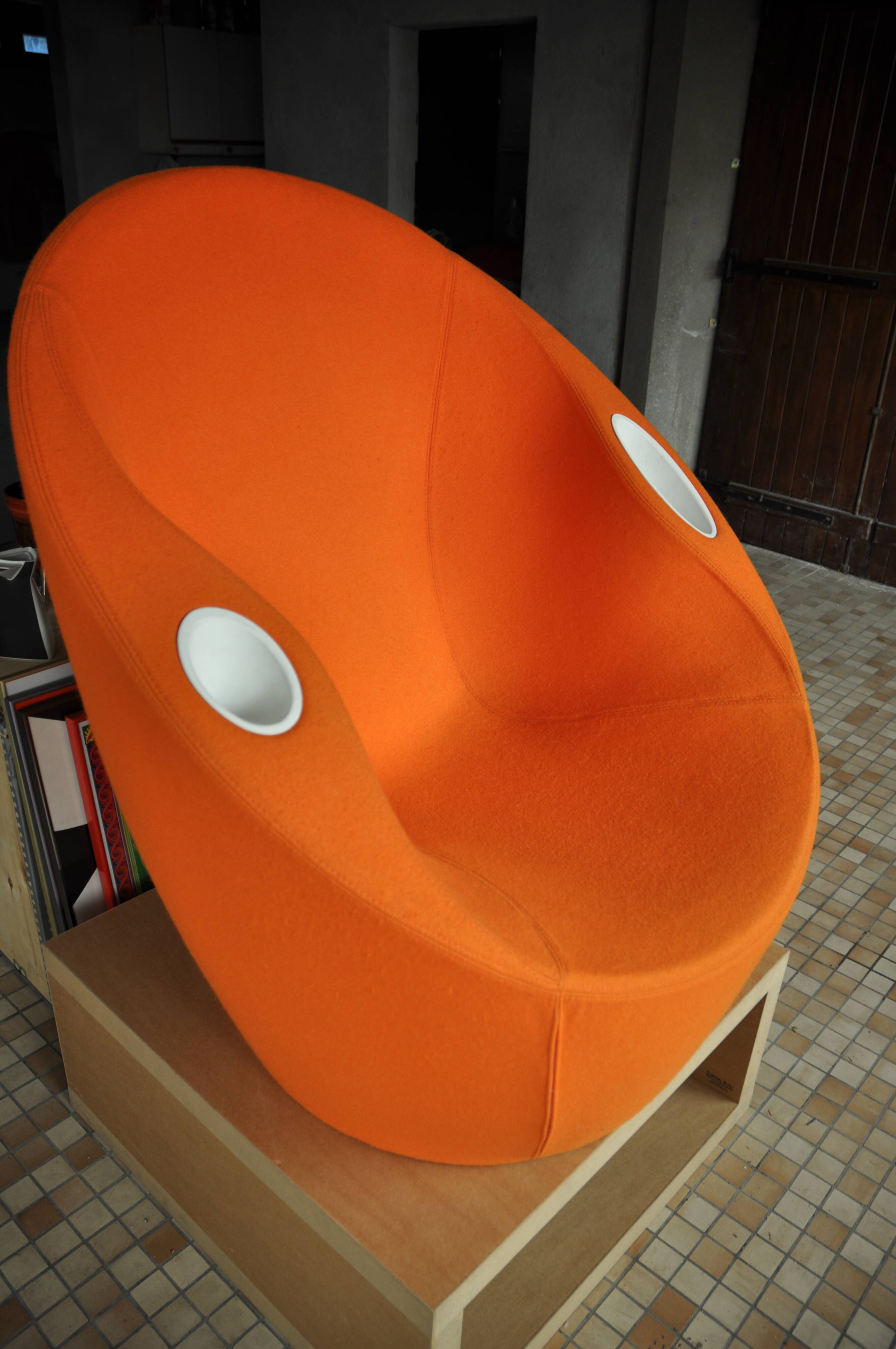 Fauteuil Ouch orange design Karim Rashid pour Casamania