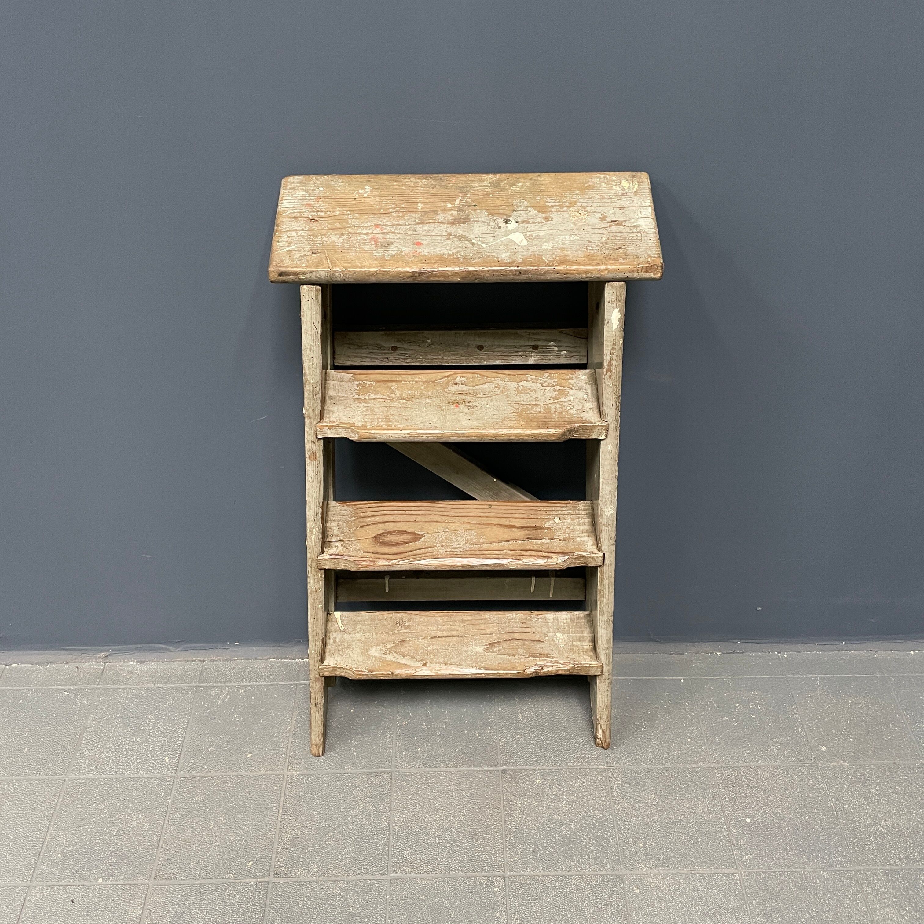 Escaliers ou marches en brocante gris clair