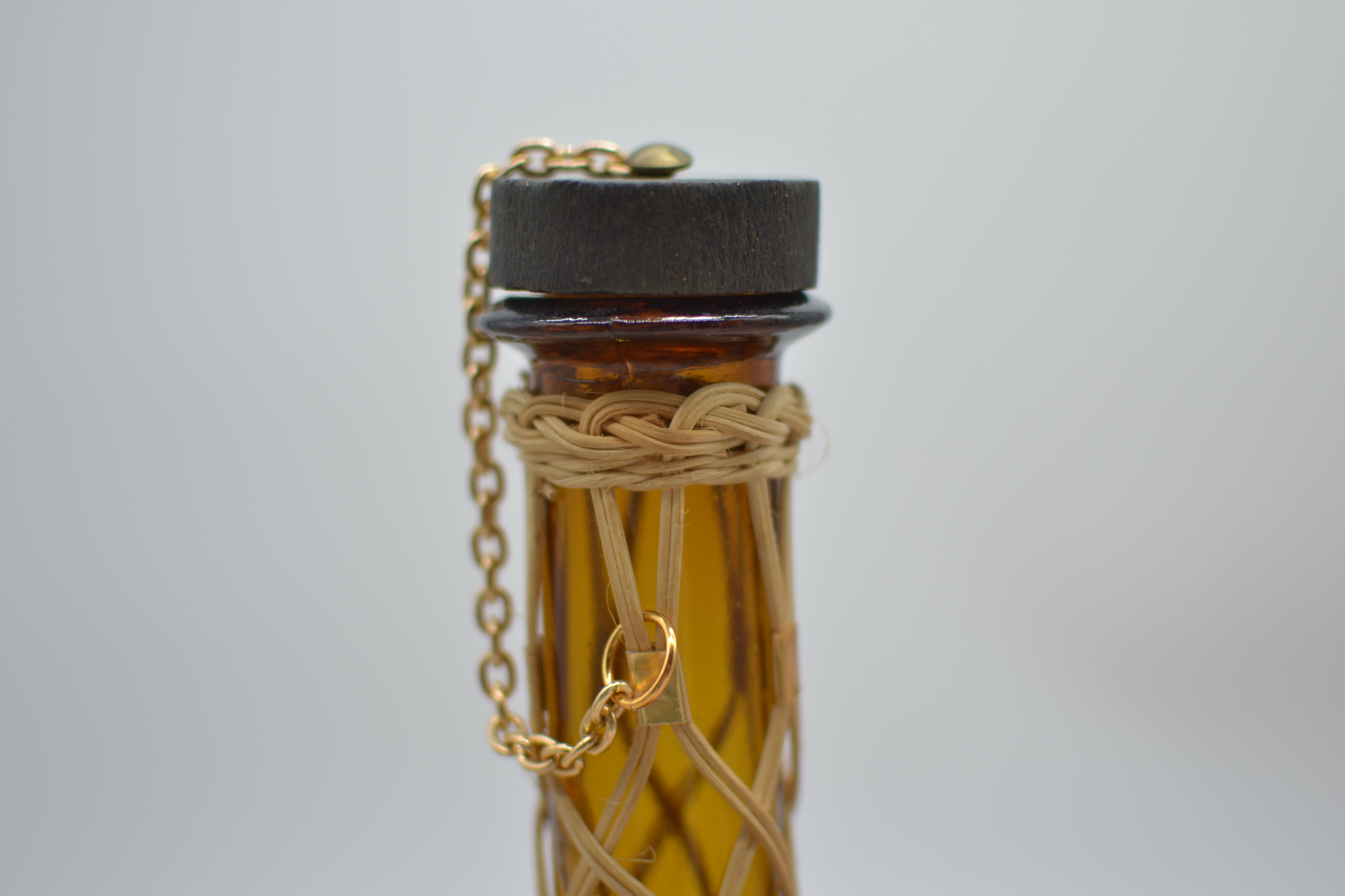 Carafe ambrée avec osier et chainette dorée