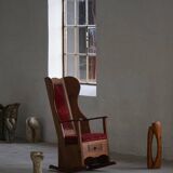 Antique English rocking chair in wood with red velvet upholstery, 19th century.