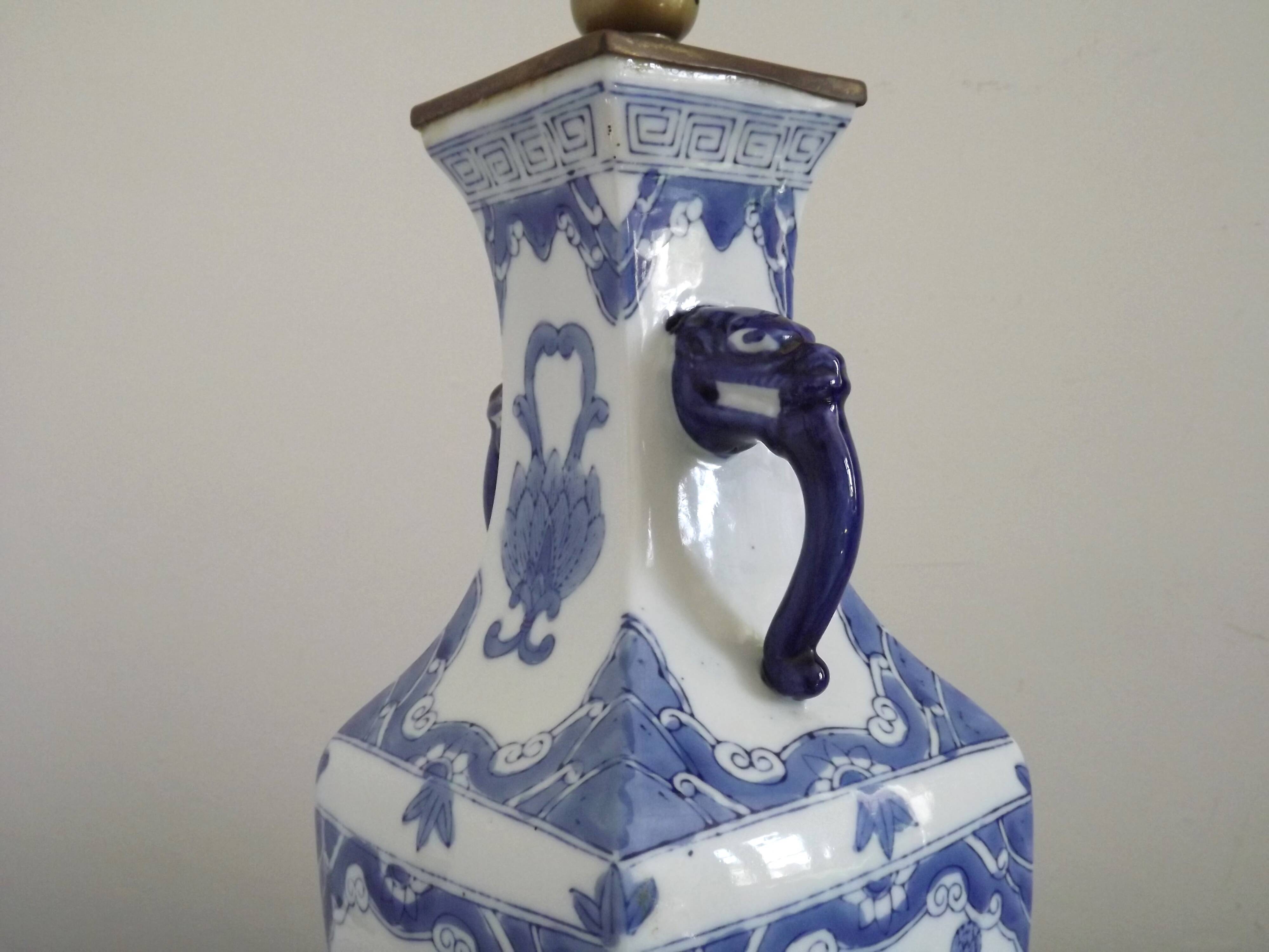 Pied de lampe vintage en porcelaine chinoise à décor d'oiseaux et poignées en lion