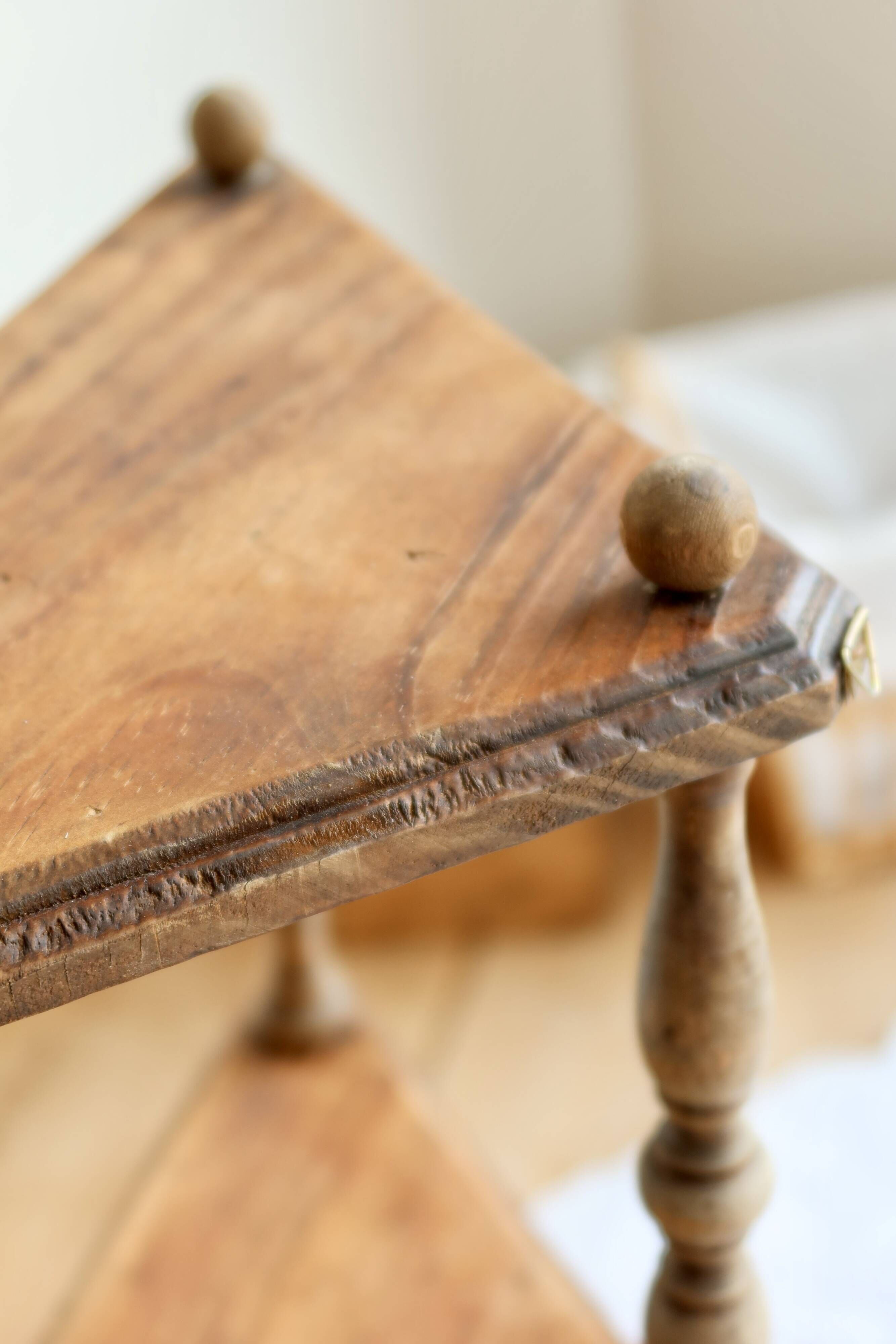 Vintage wooden corner wall shelf with 3 levels – Turned wooden supports