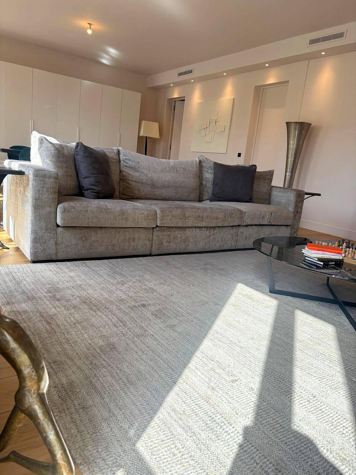 3-seater PMP Classy sofa in grey fabric and its 4 PMP cushions.