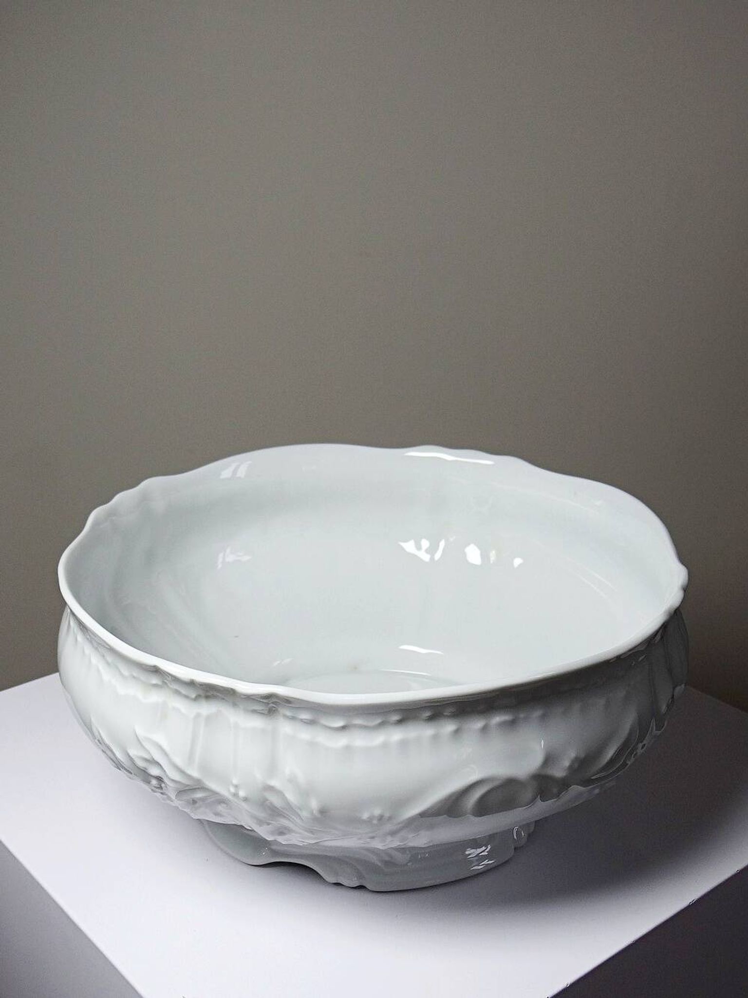 Grand saladier vintage Bernardaud attribué, modèle Louvre, porcelaine de Limoges