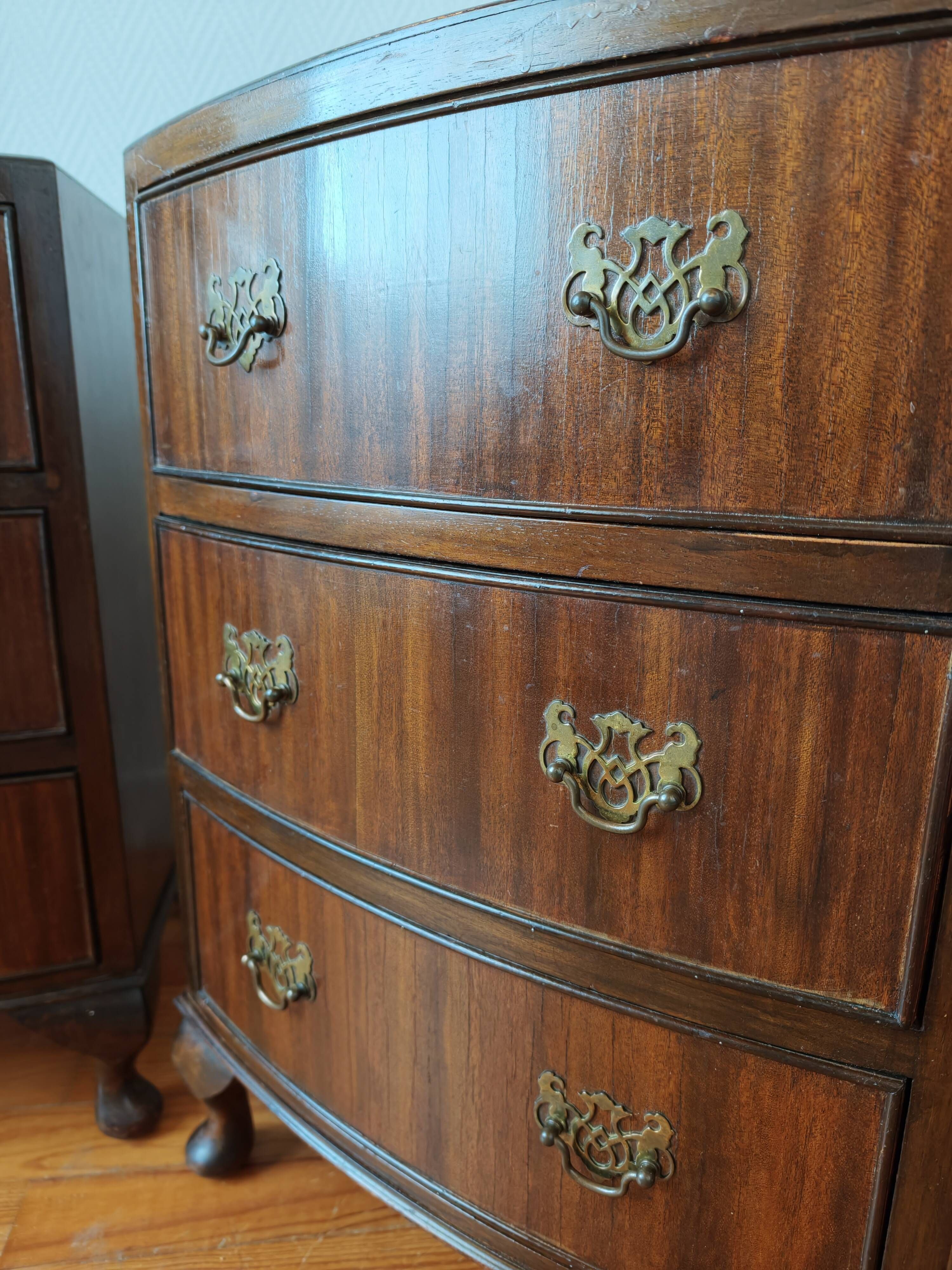Paire de petites commodes anglaises style Queen Anne – années 1950
