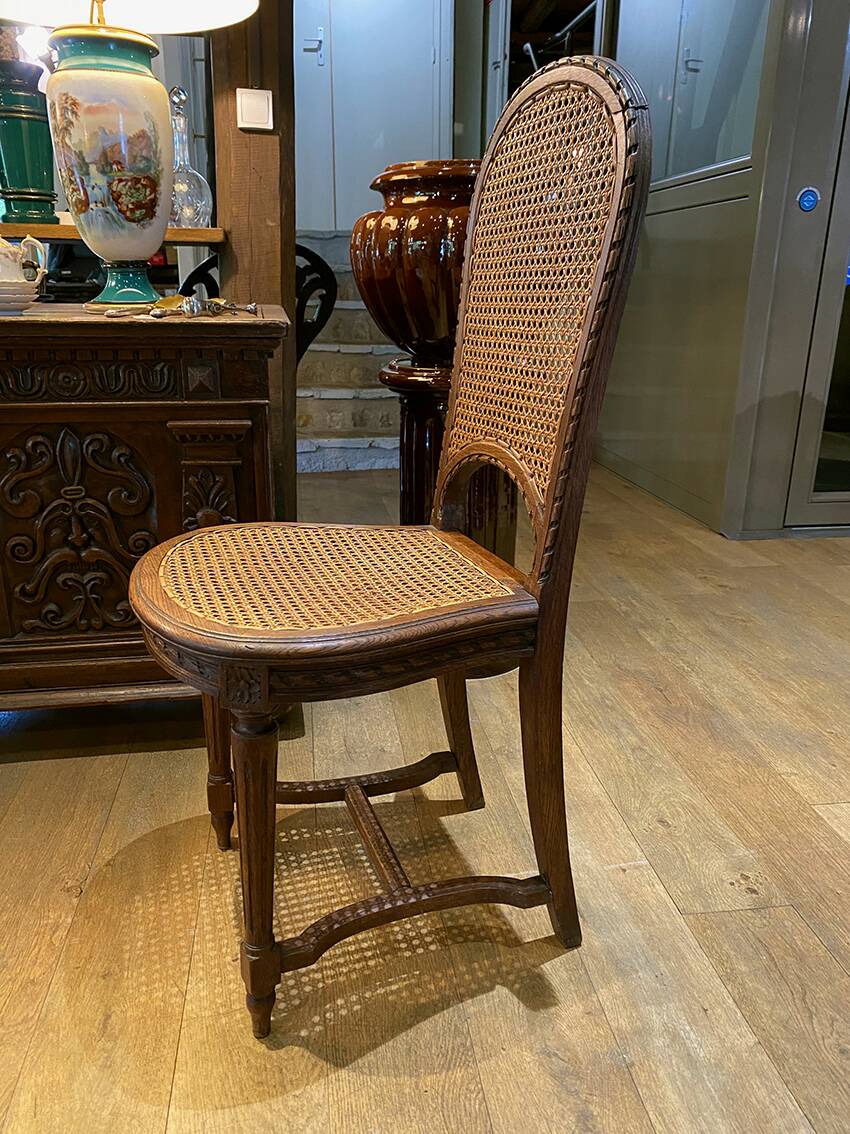 Série de six chaises de style Louis XVI. Assises et dossiers cannés.