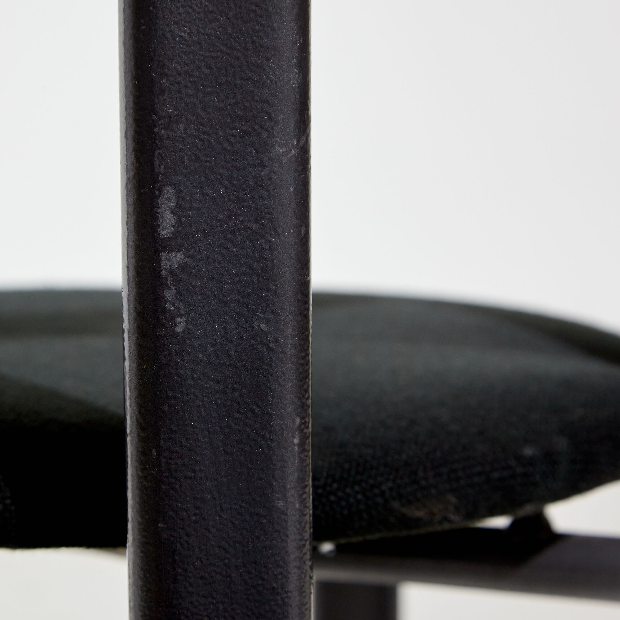 Chaise à cadre métallique de style postmoderne
