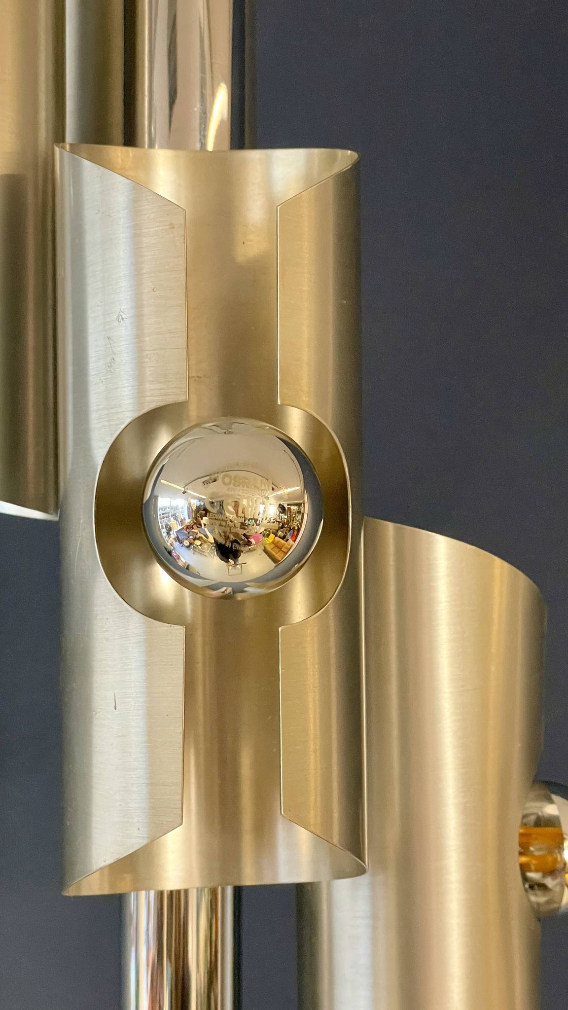 Lampe design en métal avec quatre ampoules argentées