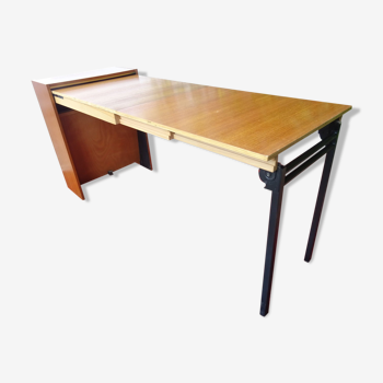 Retractable and extendable desk table