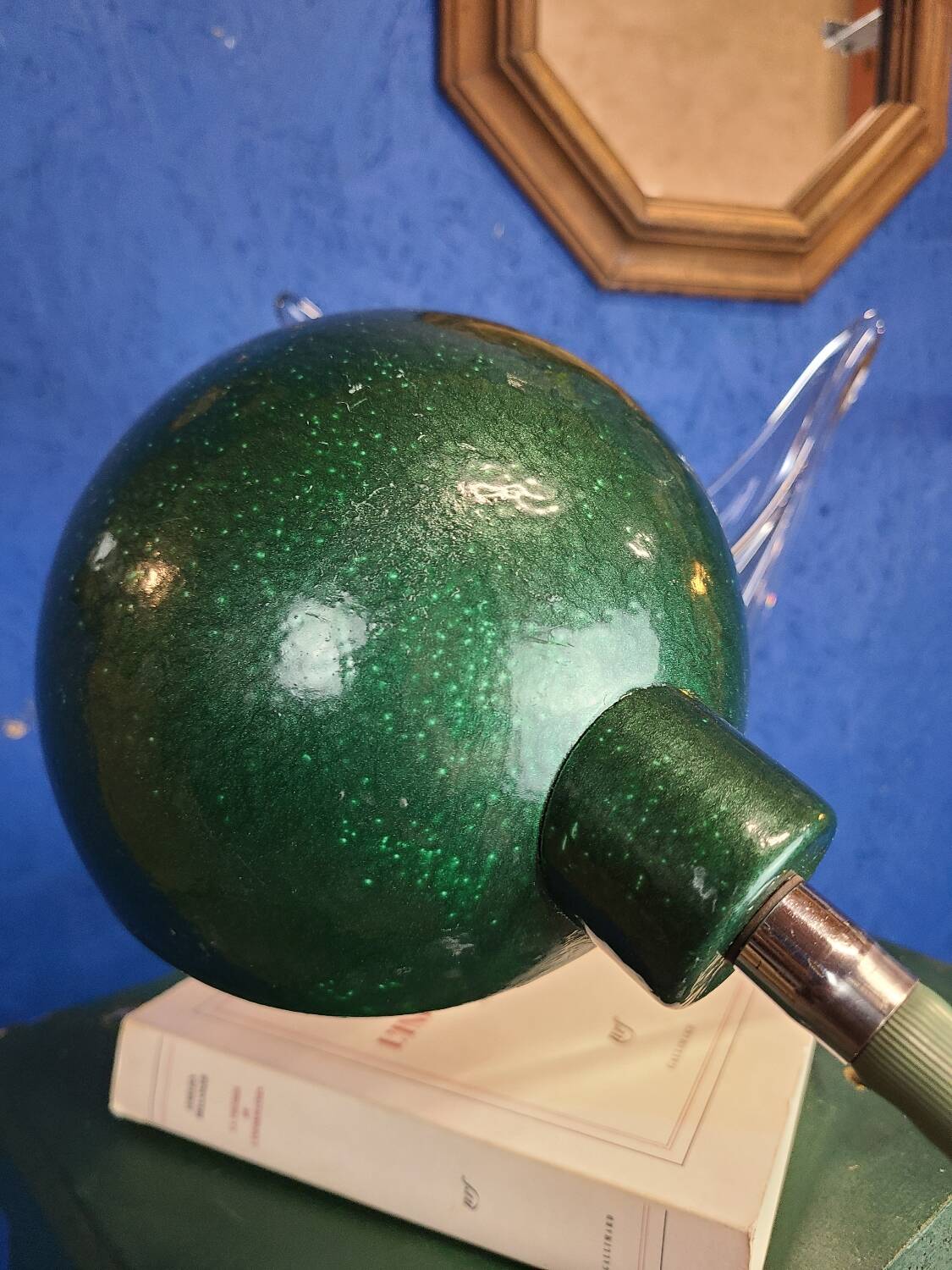 Articulated workshop lamp, magnetic adhesive