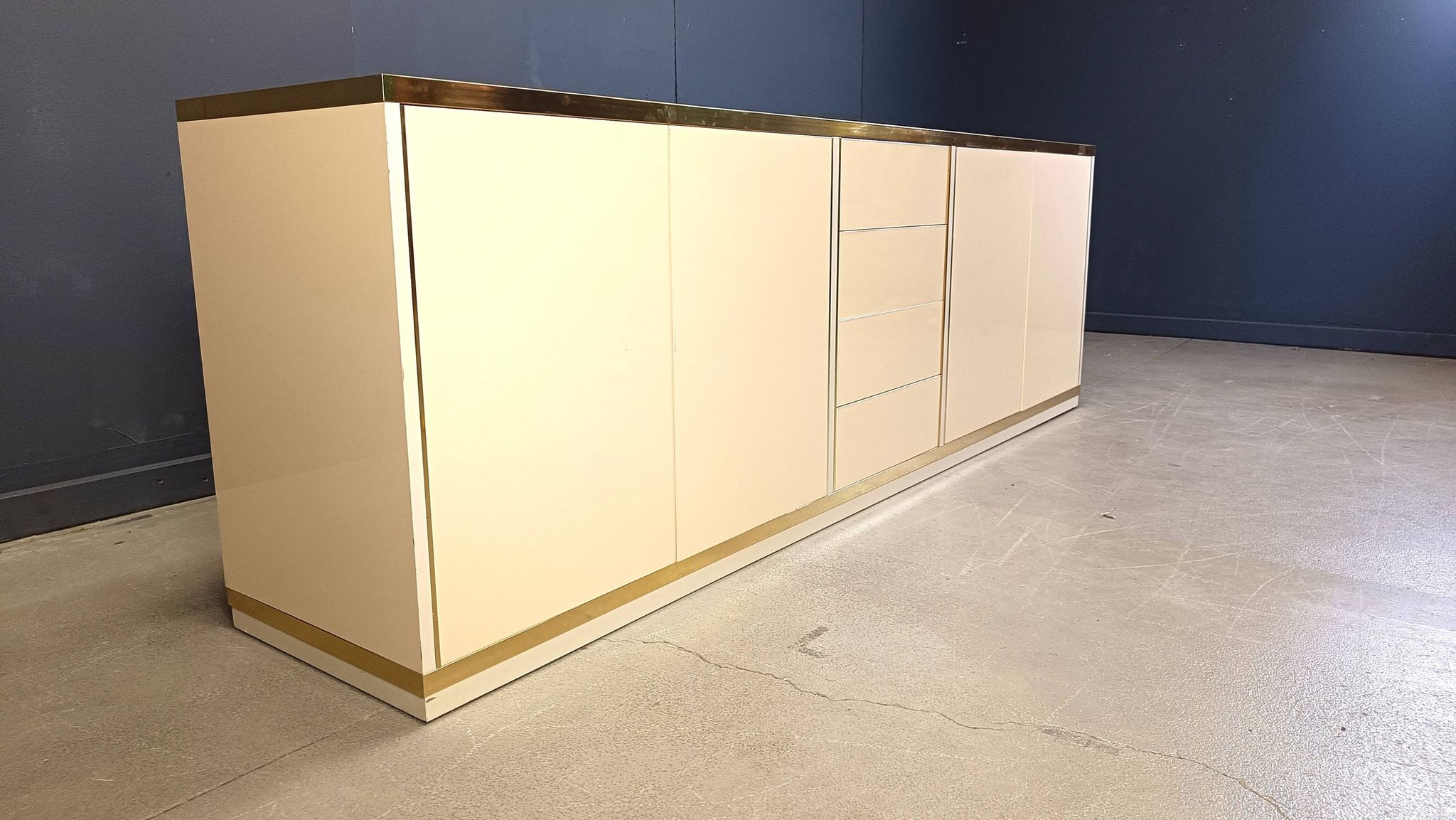 Vintage lacquered credenza, 1980s