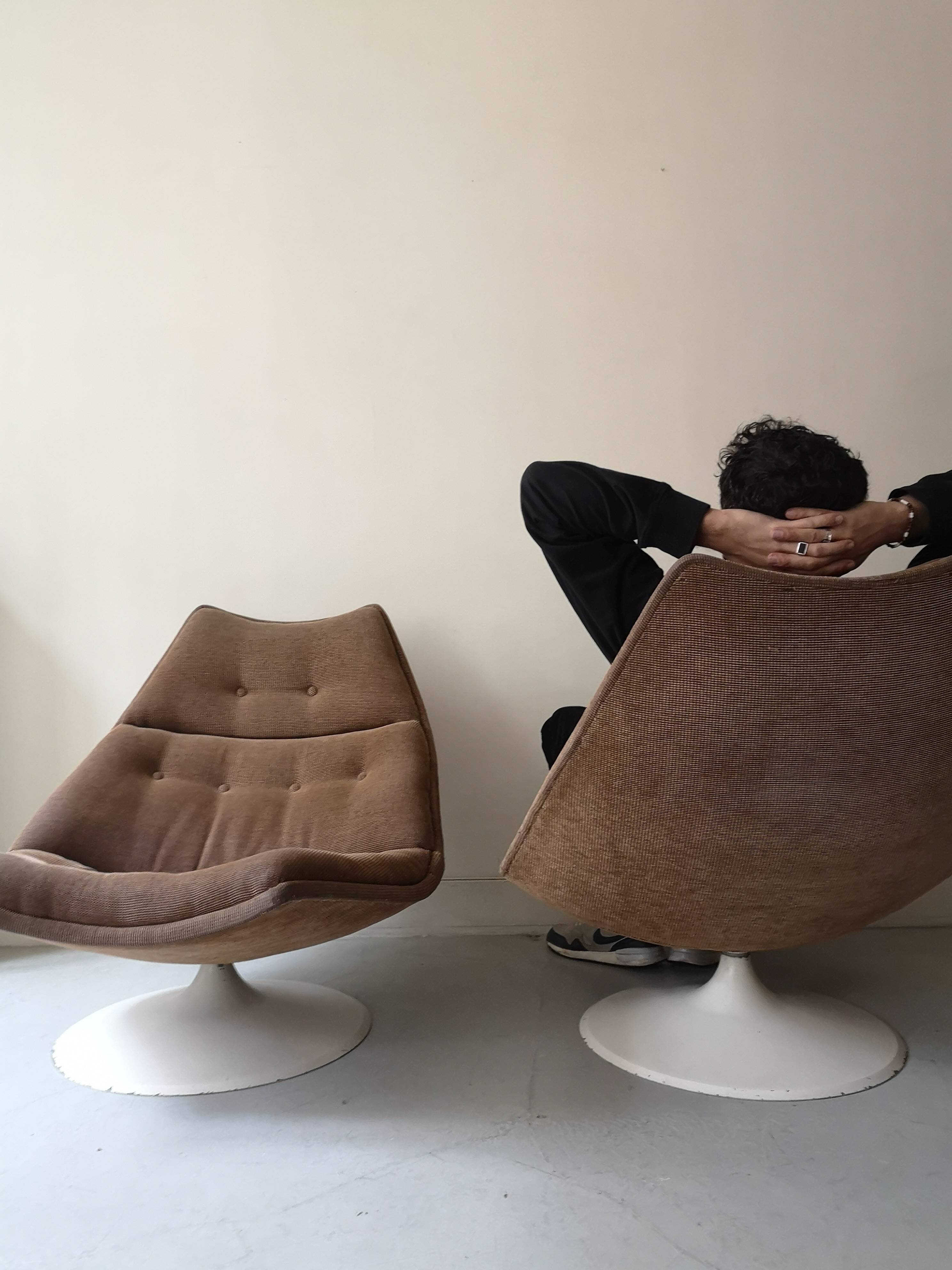 Swivel tulip chair in beige fabric Artifort, design 1970