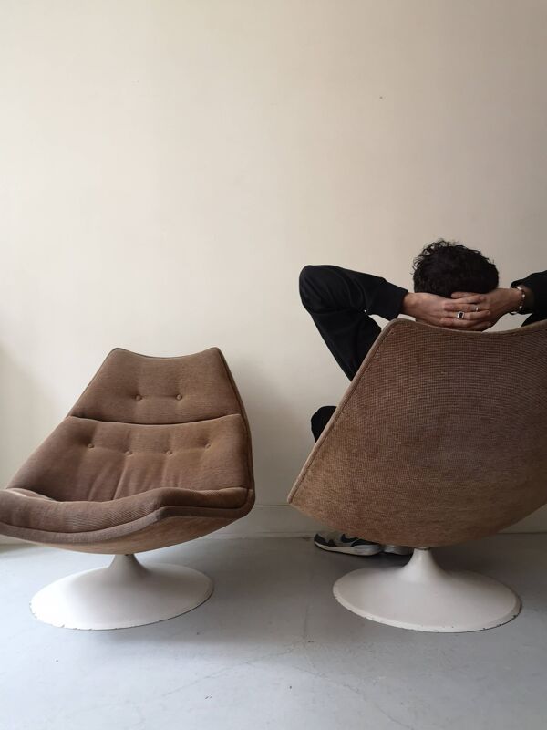 chauffeuse tulipe pivotant en tissu beige Artifort, design 1970