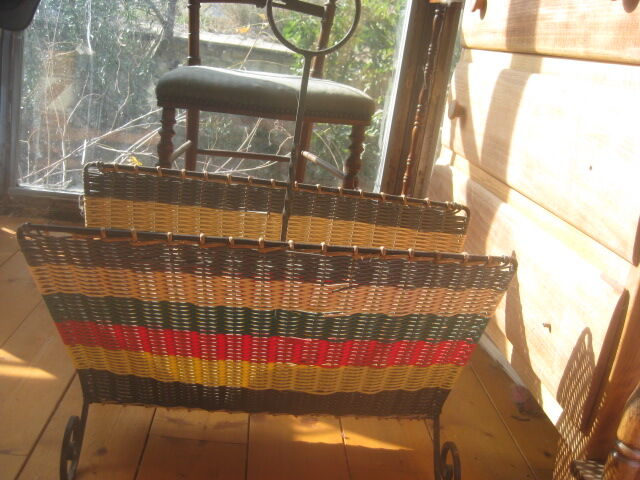Magazine rack in scoubidou