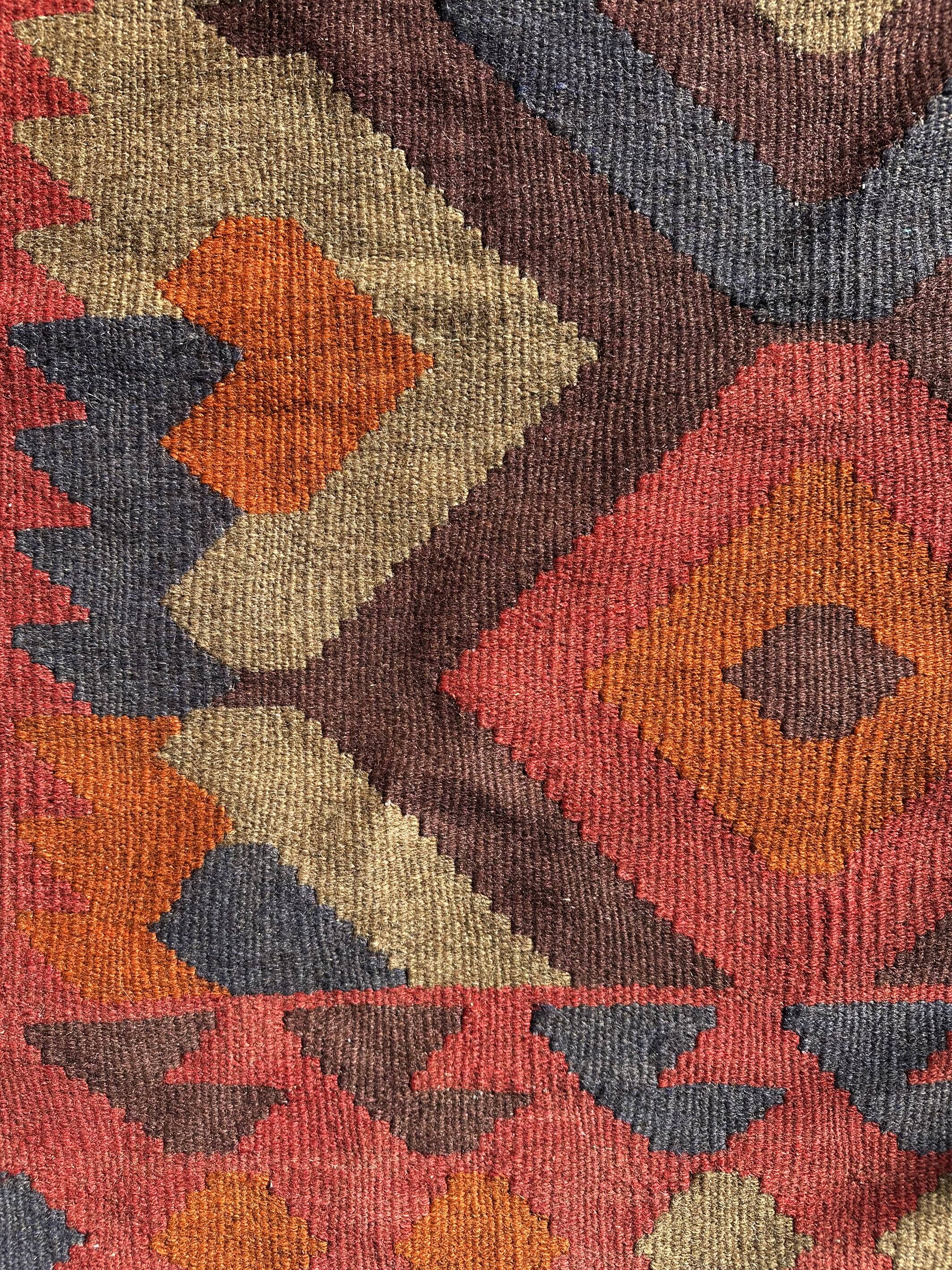 Multicoloured artisanal kilim rug 200x156cm. Turkey, 1970s.