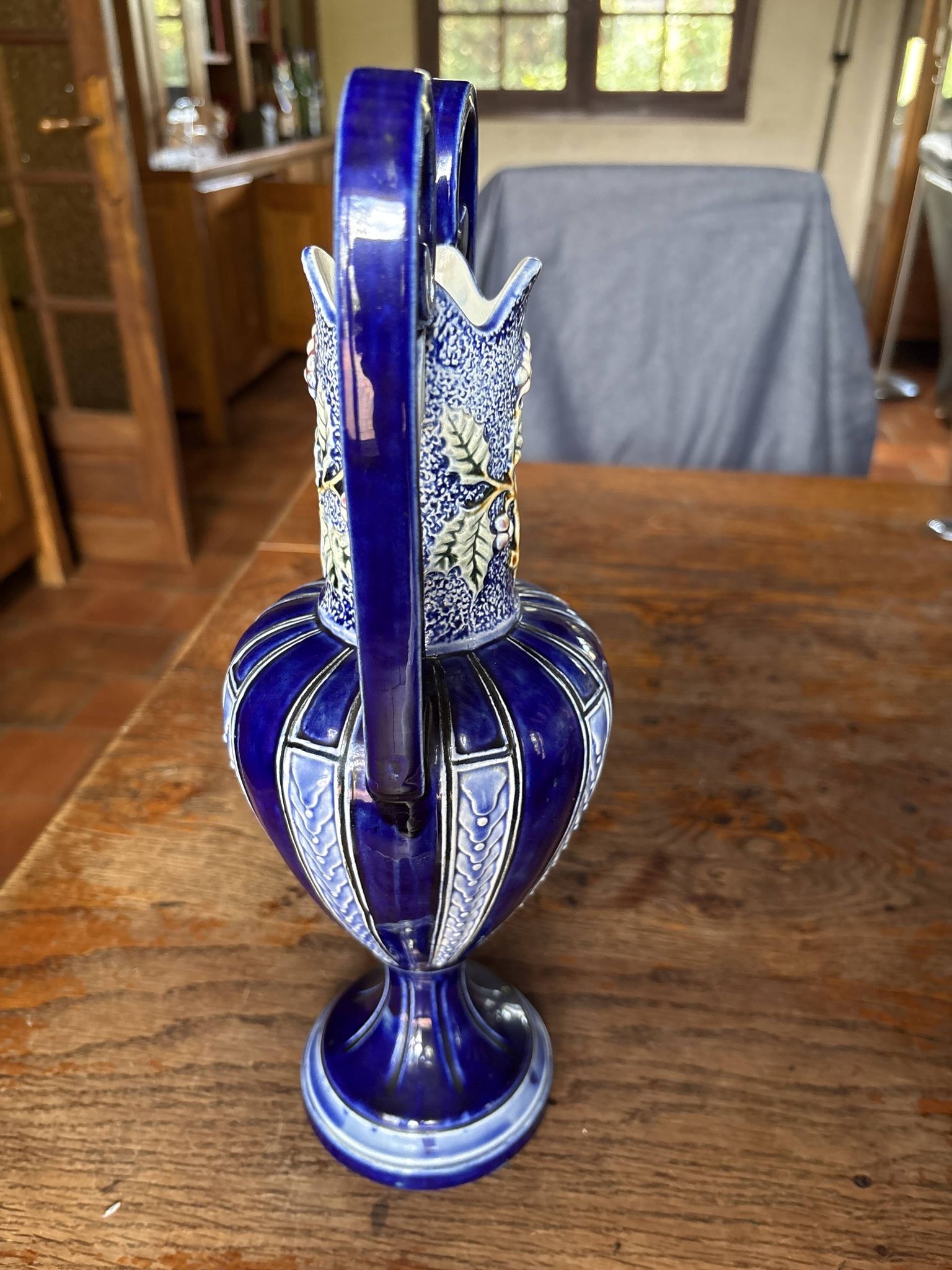Vase amphore Art Nouveau en faïence émaillée (style barbotine)