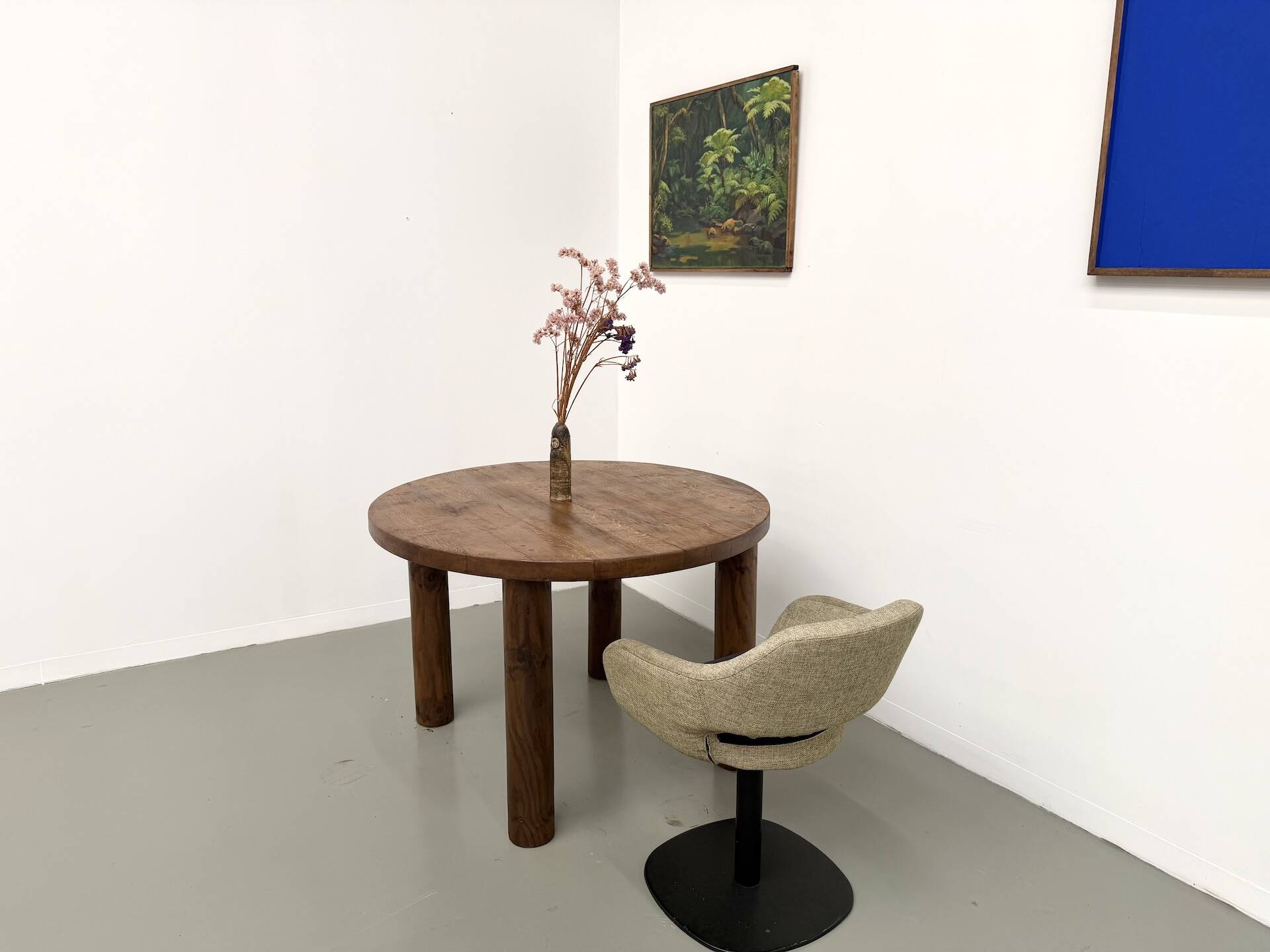 Table ronde moderniste chêne massif, piètement cylindrique pin, DLG Perrian