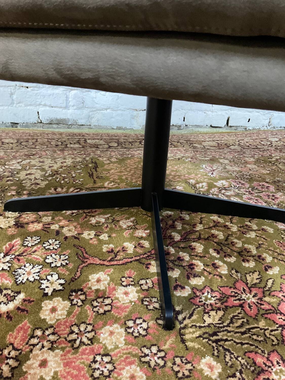 Swivel armchair in velvet fabric and metal