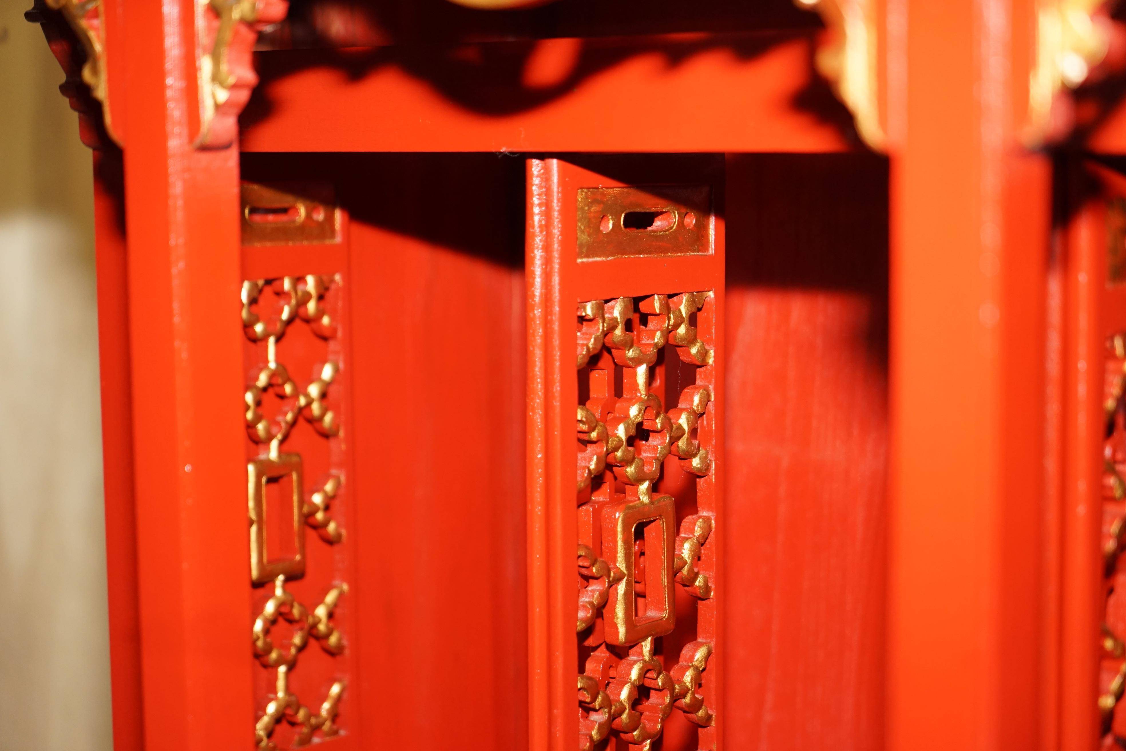 Armoire Chinoise Vintage à Toit Pagode, Très Décorative