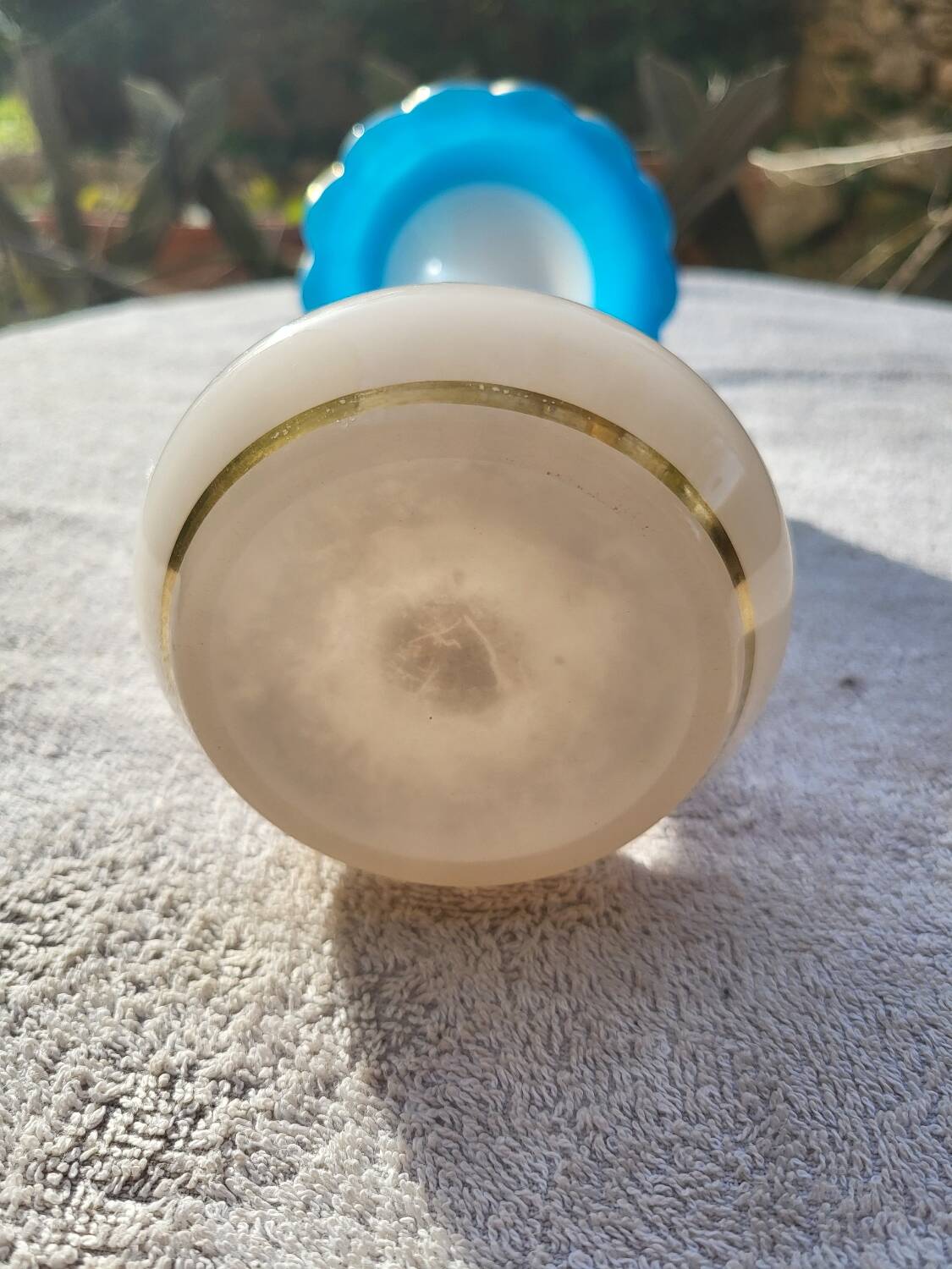 Vase in soapy opaline and flag blue corolla