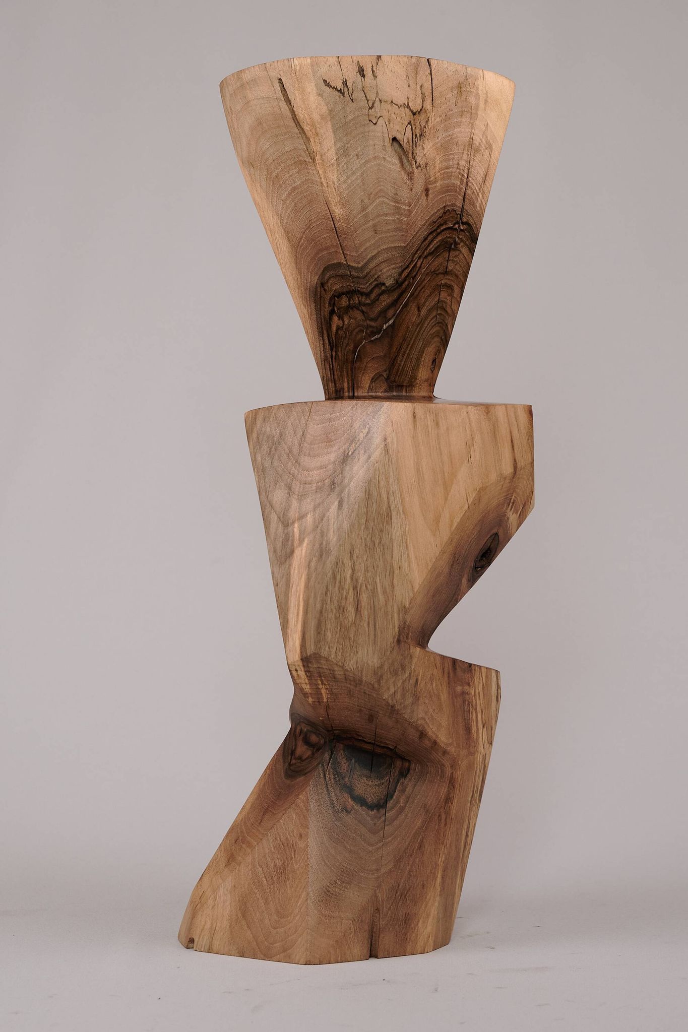 Table d’appoint sculpturale en bois massif, design contemporain original, logniture