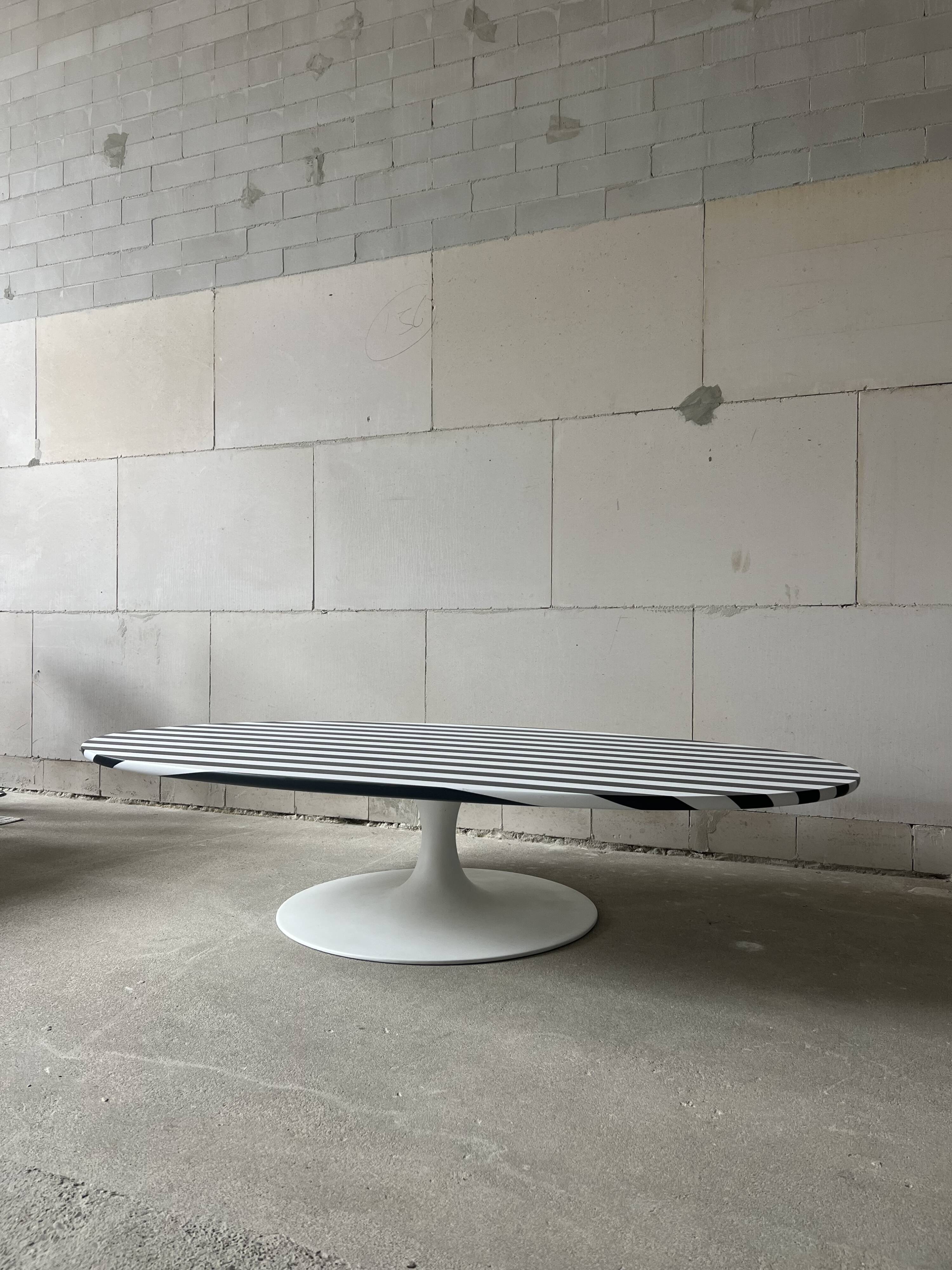Table basse "Surfboard" de Maurice Burke pour Arkana, années 1960.