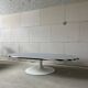 Table basse "Surfboard" de Maurice Burke pour Arkana, années 1960.