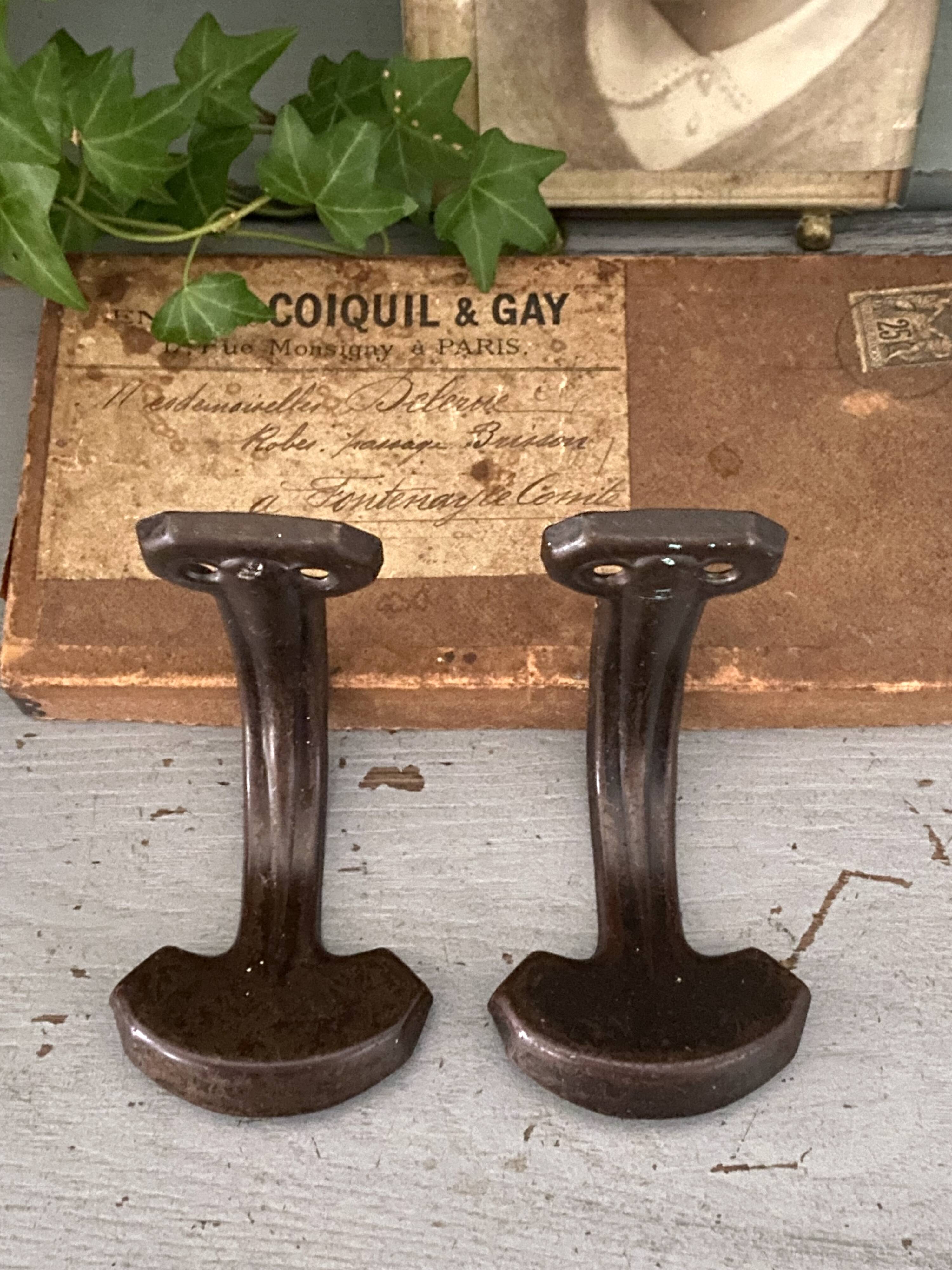 Paire de patères métalliques