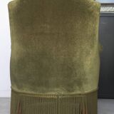Olive green toad armchair with smooth velvet fringes.