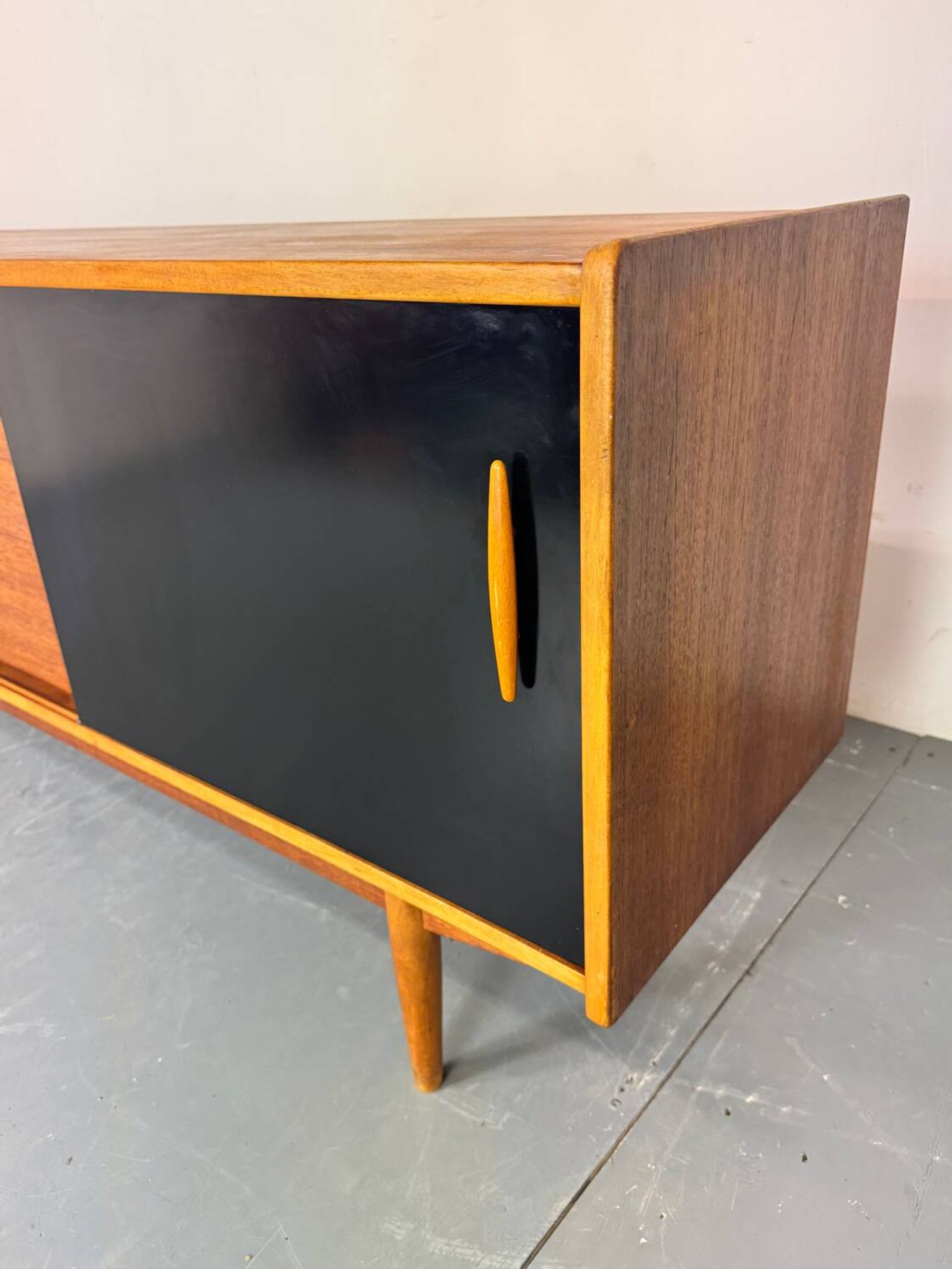 Buffet scandinave en teck à portes coulissantes du milieu du siècle par Nils Jonsson