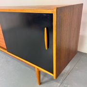 Buffet scandinave en teck à portes coulissantes du milieu du siècle par Nils Jonsson