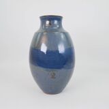 Grand vase en céramique émaillée bleu signé sous la base