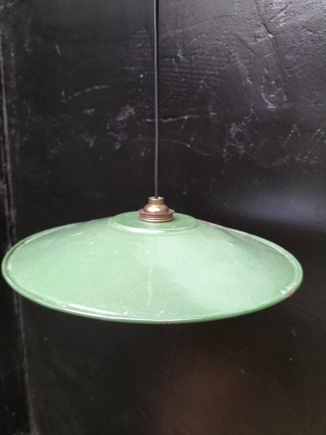 2 enamelled sheet metal suspensions