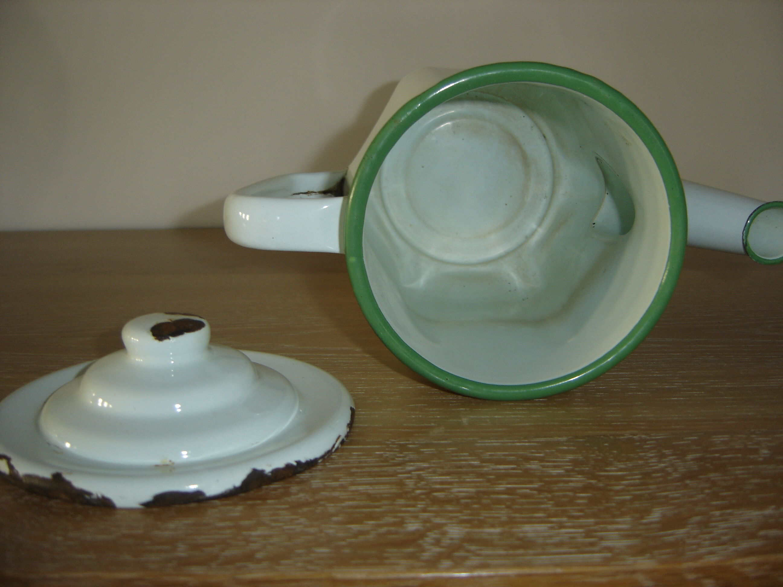 Enamelled coffee maker