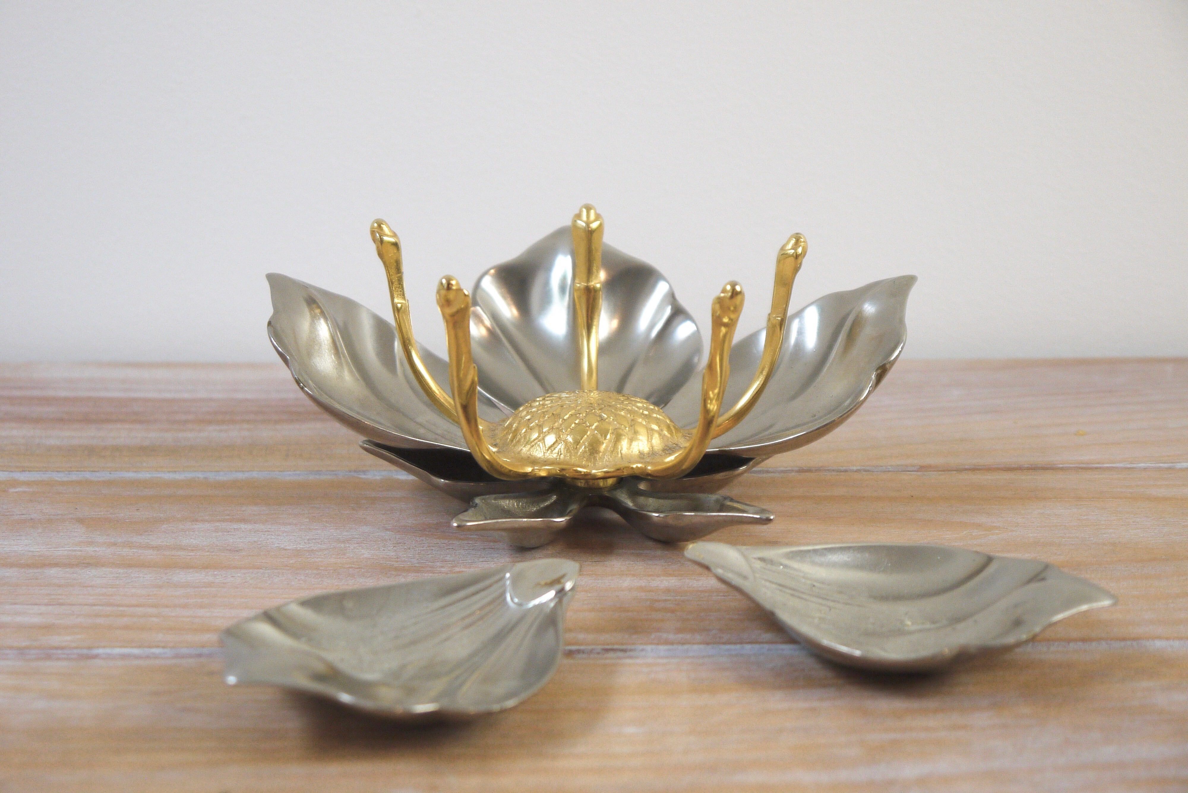 Ashtray in metal and brass, removable petals flower