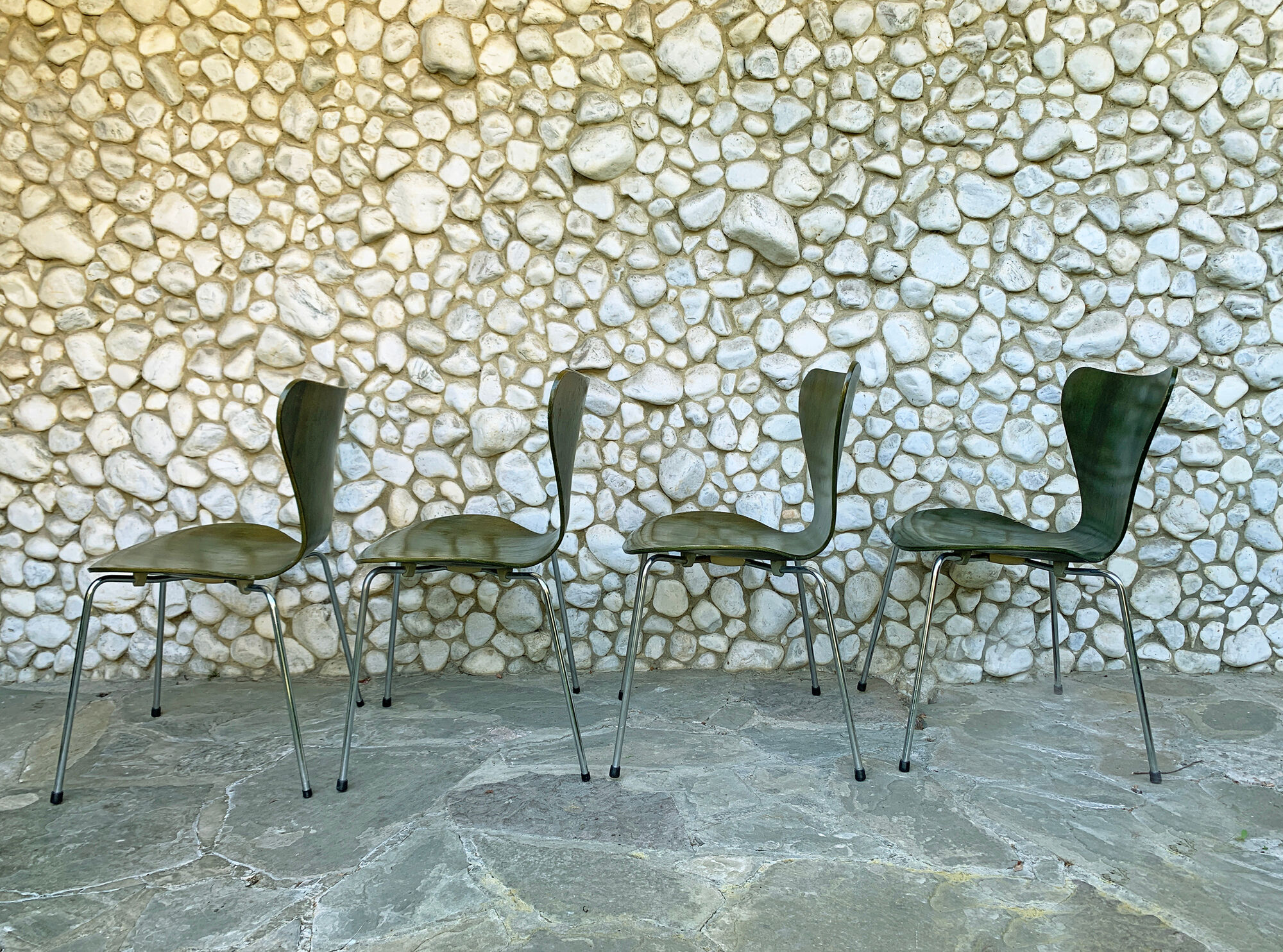 Suite of 4 chairs 3107 olive color, series 7 Arne Jacobsen for Fritz Hansen 1978