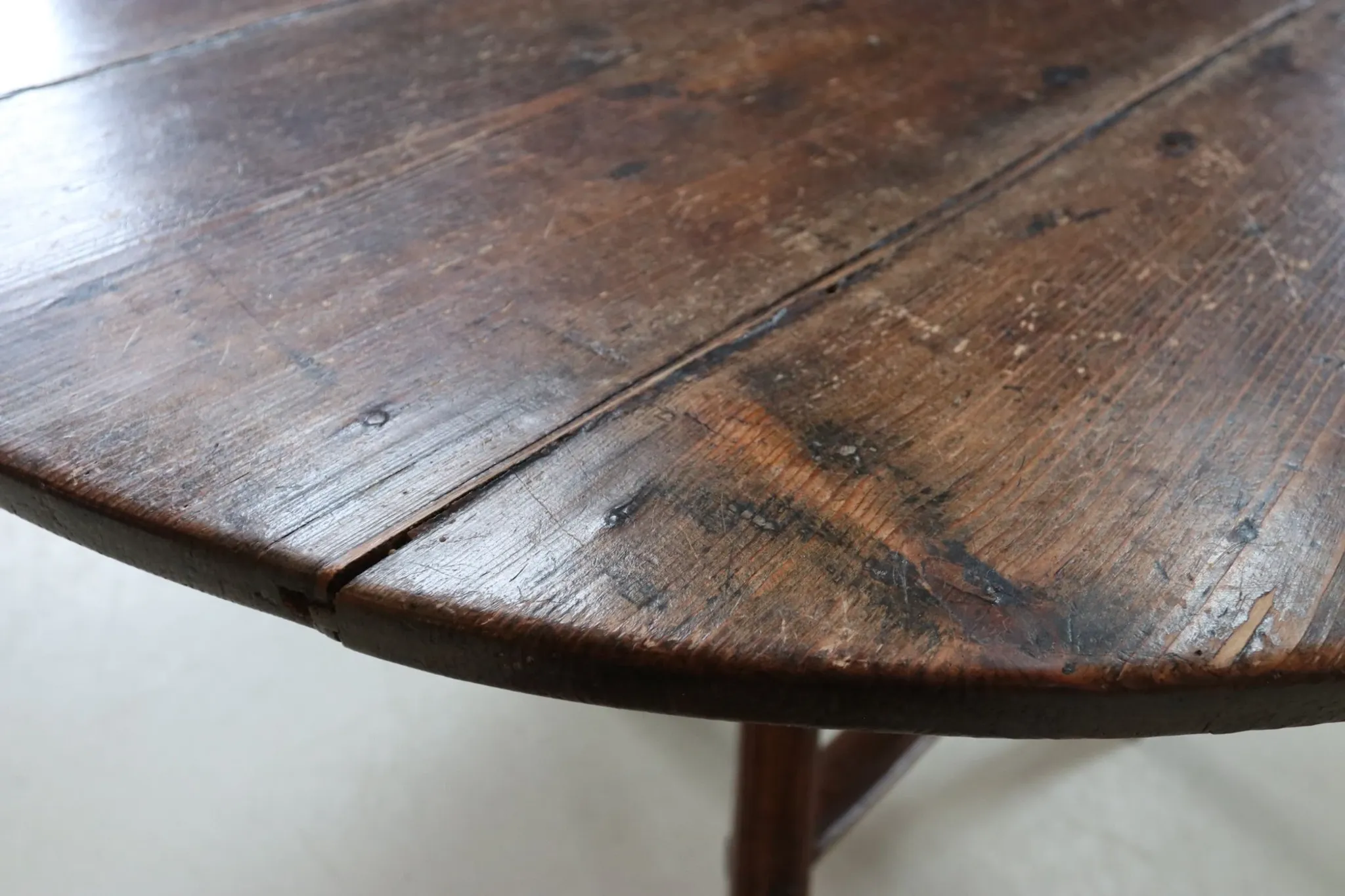 Large round pine three-legged table – cricket table, Ø 110 cm