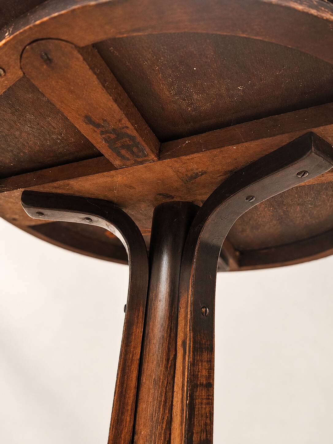Round table by Otto Wagner dor Thonet
