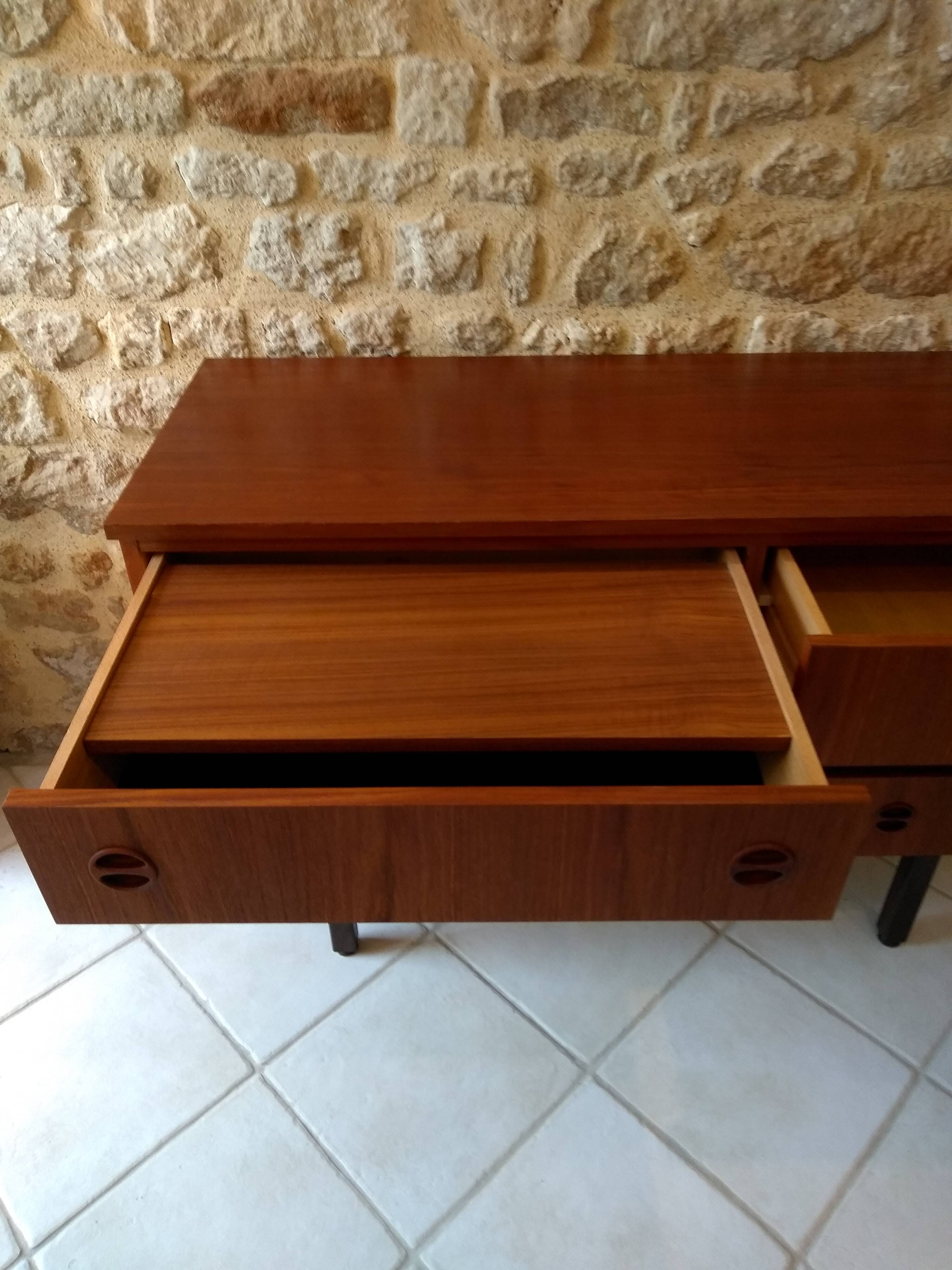 Scandinavian commodus/hairdresser