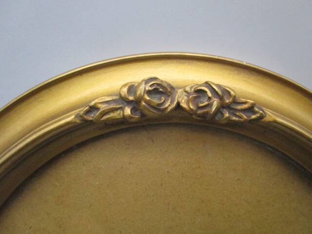Old oval frame in wood and gilded stucco